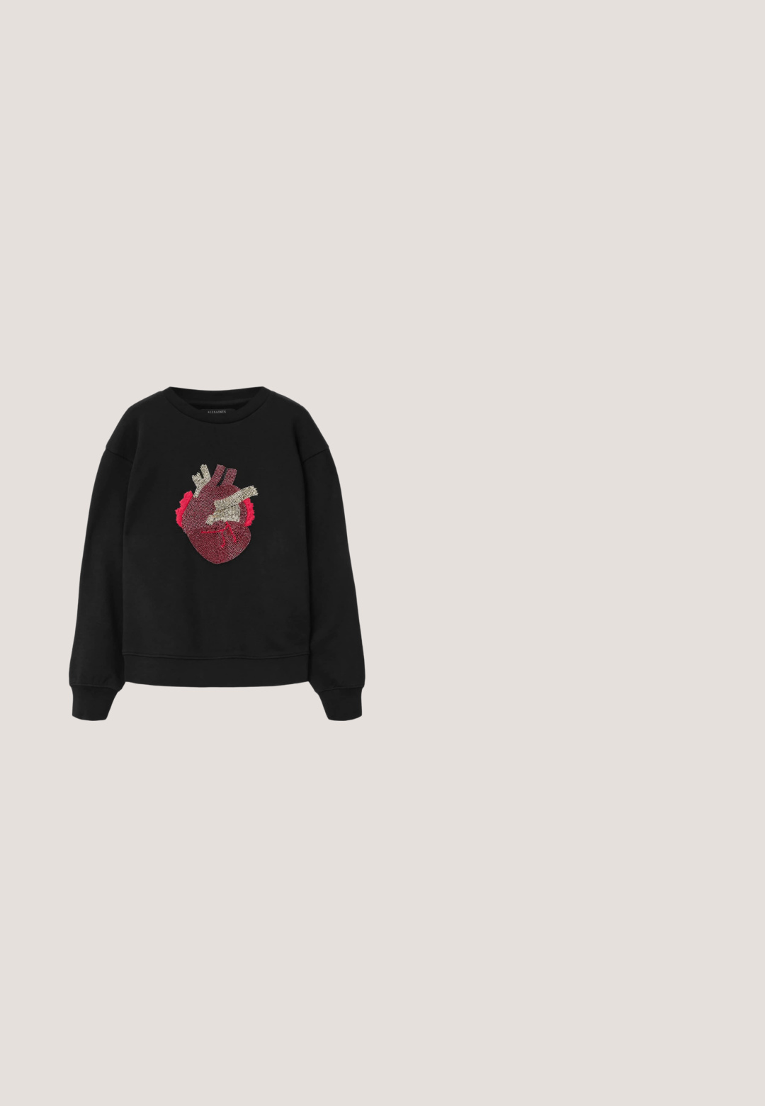 Sort crewneck-sweatshirt med et detaljeret rødt og hvidt anatomisk hjerte på forsiden.; Sort og rød ternet langærmet skjorte med sølvfarvede trykknapper foran og en brystlomme, vist på en lysegrå baggrund.; Røde og hvide ternede pyjamasbukser med afslappet pasform, elastisk talje og snørelukning; lavet af blødt bomuldsstof.; Blanketing mørkerød sko med rund tå, snørebåndsdesign, gummisål og sorte snørebånd, med sølvhardware og synede kanter.; Lille bordeaux læder crossbody taske med justerbar rem, front lynlåslomme, spænde detalje og vedhæftet nøglering.; Guld kædearmbånd med forlængede led og en rødt hjerteformet charm vedhæng.