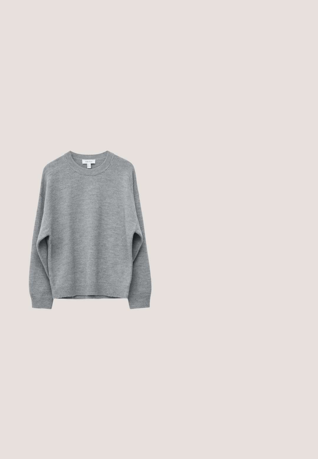 Blød grå strikket crewneck-trøje med lange ærmer, ribstrikkede manchetter, kant og halsudskæring, vist på en hvid baggrund.; Lyseblå denimskjorte med knapper, lange ærmer, to frontlommer med klap og krave, vist på en hvid baggrund.; Sort denimnederdel med lige pasform, forreste knaplukning, bæltestropper og subtilt falmet tekstur med to sidelommer.; Sorte læderknæhøje støvler med en blank finish. Har sølvspænder og remme, en spids tå og en chunky, tekstureret hæl.; Rosa, polstret håndtaske med afrundet design, lavet af skinnende materiale. Har et samlet håndtag og en lynlås til sikker adgang.; Guldmetalløreringe med et bølget design; glat, reflekterende overflade; asymmetrisk form; ingen synlige mønstre eller hardware.