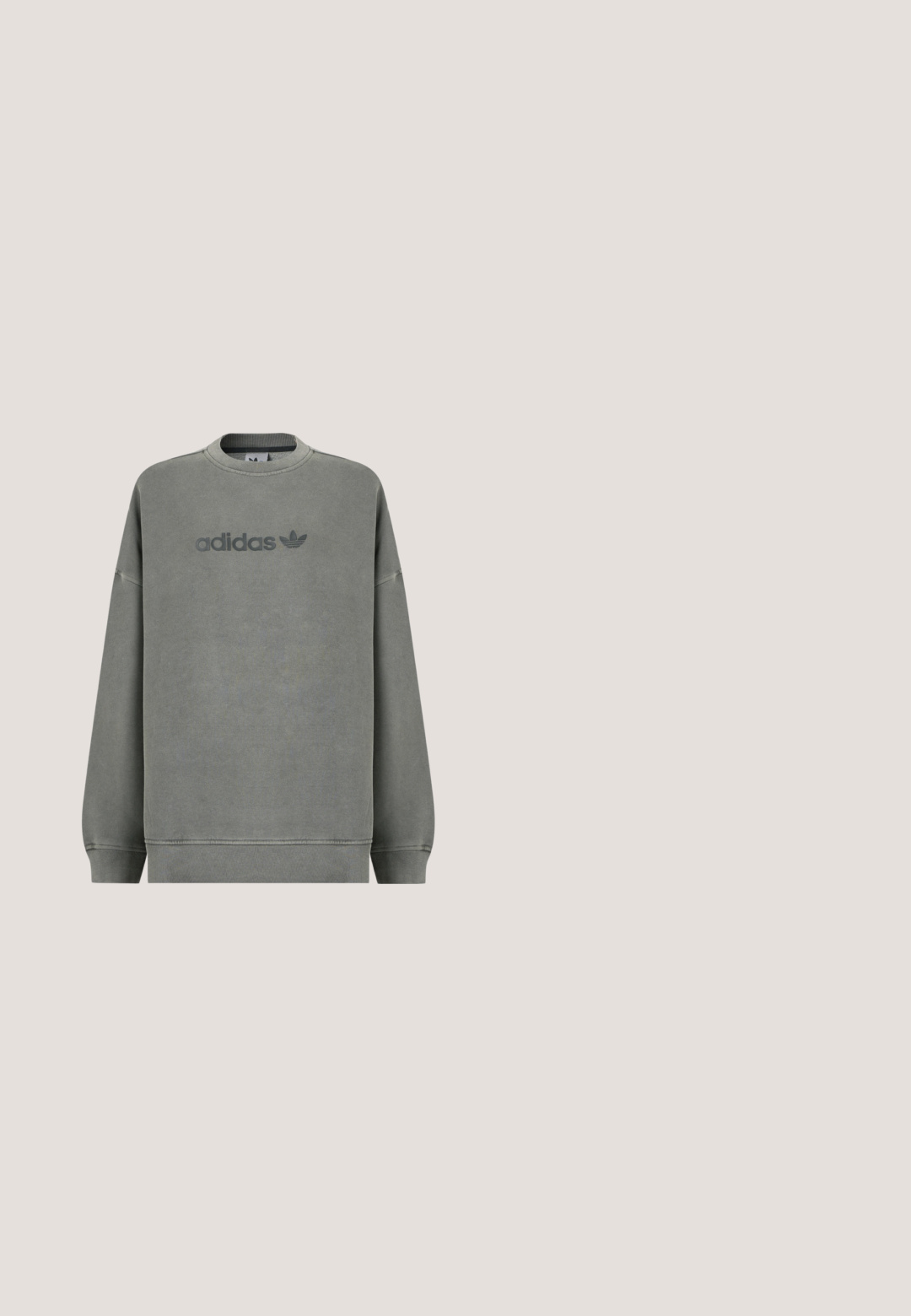 Grauer Sweatshirt aus weichem Stoff, mit gerippten Bündchen, Rundhalsausschnitt und einem aufgedruckten Adidas-Logo in dunklerer Farbe auf der Vorderseite.; Schwarzes Samt-Poloshirt mit langen Ärmeln und einem weißen gerippten Kragen, drei Knöpfen, strukturiertem Vorderteil und drei weißen Streifen an jedem Arm.; Schwarzer, gerippter Midikleid mit einem taillierten Design, das weiße Seitenstreifen und ein kleines weißes Emblem auf der linken Seite aufweist.; Schwarze Leder- und Wildledersneaker mit einem Klettverschluss, ausgestattet mit drei weißen Streifen und einer Gummisohle, beschriftet mit "SAMBA" an der Seite.; Graue Adidas Schultertasche aus Stoff mit schwarzem verstellbarem Riemen und einer Frontklappe mit Adidas-Logo-Patch.; Silberne Metallcreolen mit glatter, leicht gebogener Oberfläche und Klappverschluss vor schlicht weißem Hintergrund.