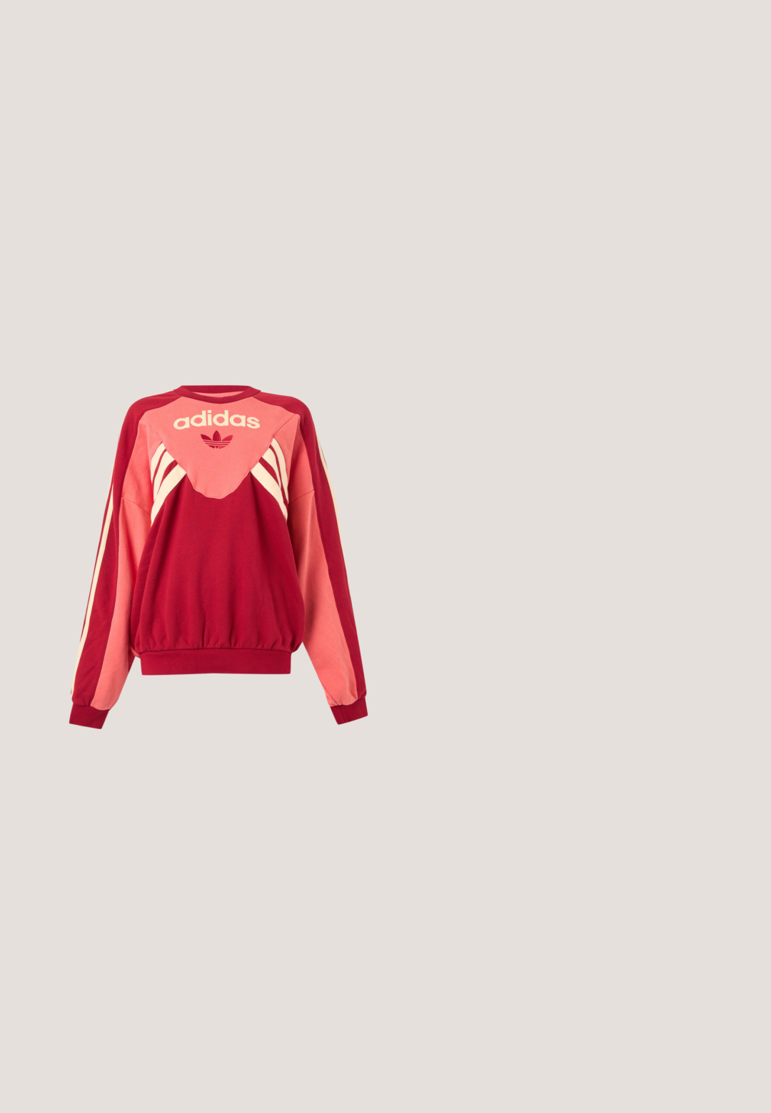 Rød og pink Adidas sweatshirt med lange ærmer, cremefarvede striber, logo og trefoil-symbol på fronten mod en lys baggrund.; Sort fløjl langærmet polo shirt med en hvid ribbestrikket krave, tre knapper, struktureret front og tre hvide striber på hver ærme.; Sorte teksturerede vidde løstsiddende træningsbukser med hvide sidelister og elastisk talje med snøre, med en lille hvid logo på hoften.; Lys gule atletiksko med sorte striber og snørebånd; har en struktureret overdel og suedefornum. Brugt med hvide ribbede sokker.; Sort rektangulær skuldertaske med lynlås og hvid Adidas trefoil-logo på frontens midte.; Manchetarmbånd fremstillet af snoet sølvfarvet metal med et fletmønstret design, åbne ender og glat tekstur.