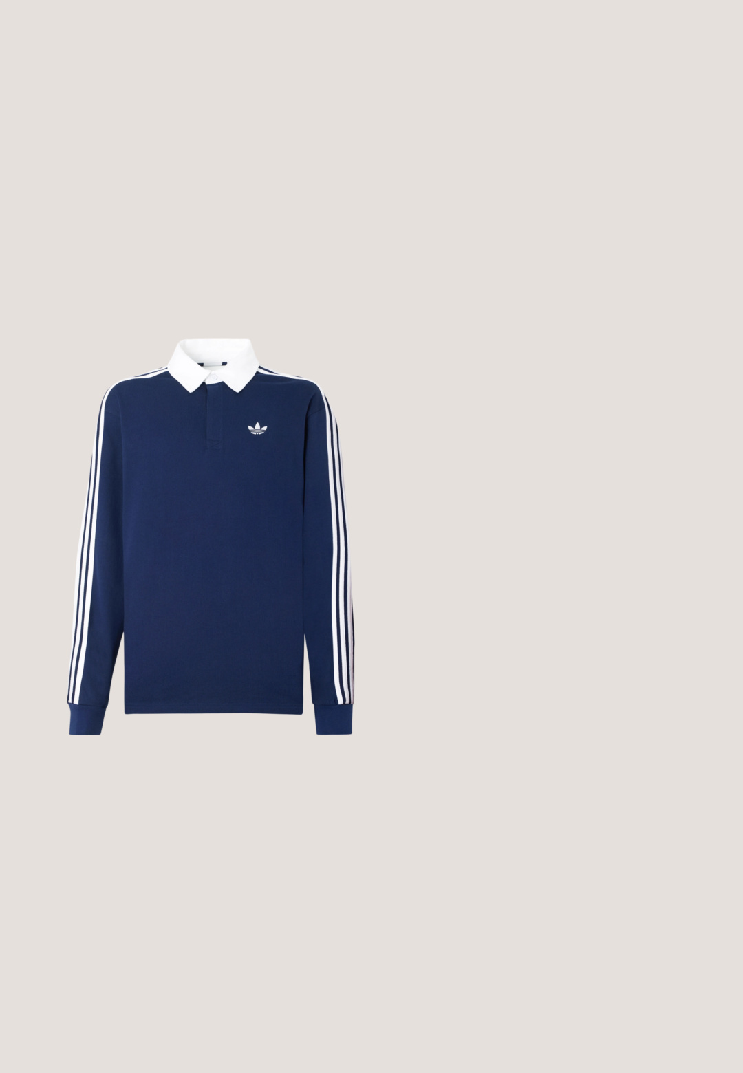Polo de manga larga azul marino, tejido de algodón, cuello blanco, presenta tres franjas blancas clásicas a lo largo de las mangas, con un pequeño logo en el pecho.; Camisa abotonada de mezclilla azul con un diseño estampado de formas de hojas superpuestas, botones negros y un cuello.; Pantalones cortos de cintura elástica en azul claro, fabricados con un tejido texturizado. Presentan bolsillos laterales y un ajuste holgado, ideales para un estilo casual.; Bota de lluvia de goma azul oscuro única con suela texturizada y diseño simple vista desde un lado sobre un fondo blanco.; Gafas de sol sobredimensionadas con una montura de metal negra y dorada; lentes de gradiente azul; diseño angular; marca mínima en las patillas.; Bolsa de lona azul marino con asas y correa para el hombro a rayas rojas y blancas, con logo bordado blanco en el frente.