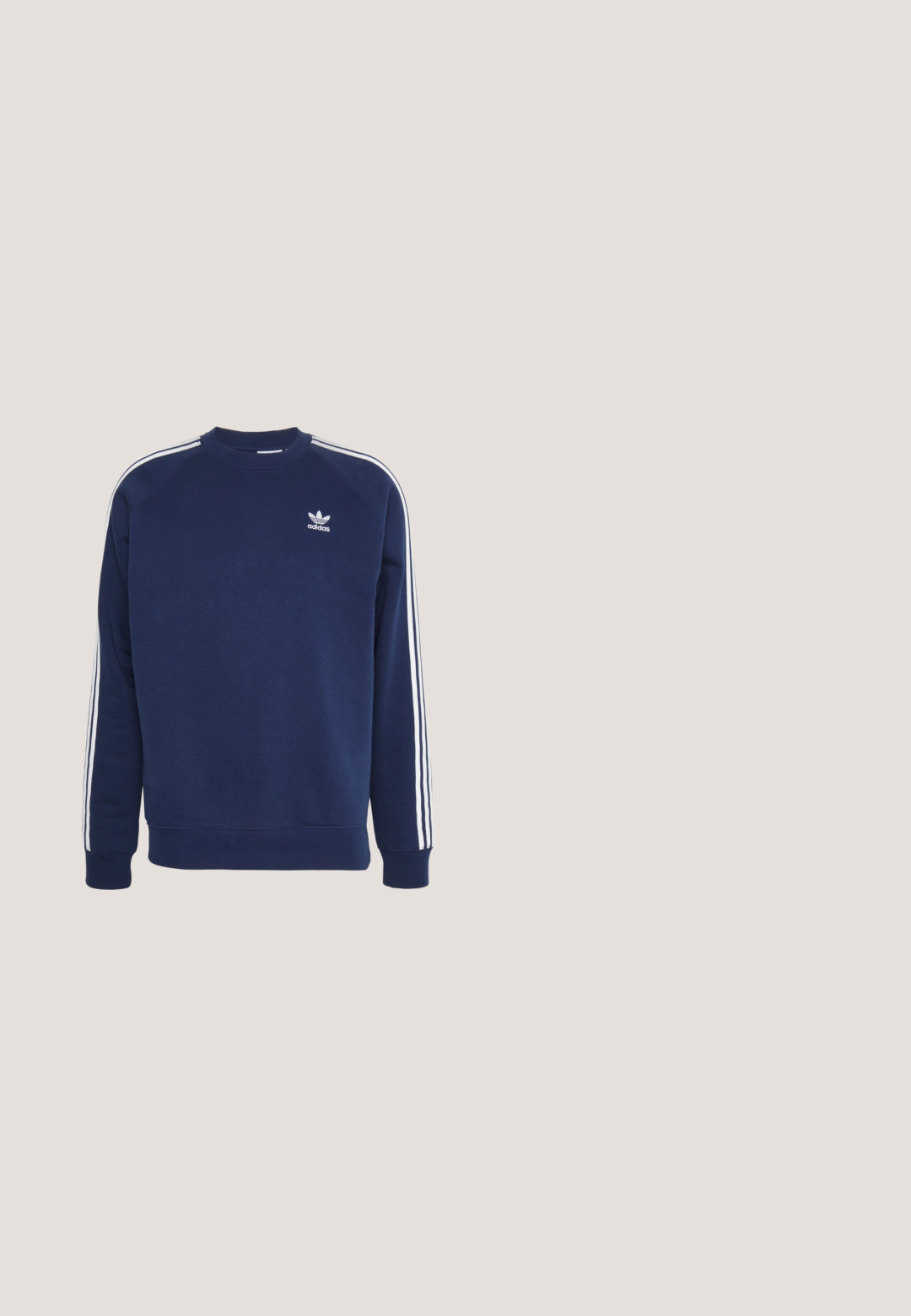 Klassischer Marine Crewneck-Pullover aus Baumwolle, mit weißen Drei-Streifen-Akzenten an den Ärmeln und einem kleinen weißen Logo auf der Brust.; Schwarzes Kurzarm-Trikot mit Knopfleiste, weißen Streifen auf den Schultern und einem gestickten Logo auf der linken Brust. Polyester-Material.; Schwarze Sporthosen mit elastischem Bund, ausgestattet mit weißen Seitenstreifen und einem kleinen Logo. Das Material wirkt weich und leicht.; Schwarze Sportschuhe mit einem strukturierten Mesh-Obermaterial und Gummisohle, die eine dicke Silhouette und ein Schnürsystem für einen sicheren Sitz bieten.; Schwarze rechteckige Sonnenbrille mit braunen Gläsern. Verfügt über ein strukturiertes Gestell und ein kantiges Design, mit einzigartigen Seitenakzenten.; Silberring mit geometrischem Design; verfügt über eine flache, quadratische Oberseite und glatte, polierte Oberflächen mit abgerundeten Kanten.