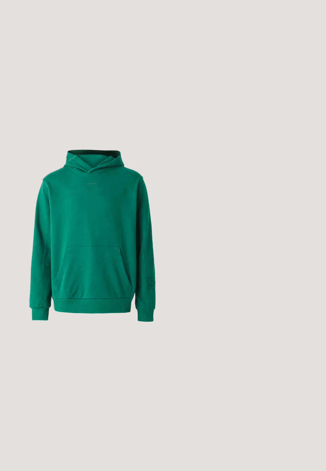 Sudadera verde hecha de una tela suave, con bolsillo tipo canguro, capucha ajustable y puños acanalados. Diseño simple con un mínimo de marcas.; Camiseta negra de manga corta de canalé con cuello redondo, que presenta una superficie texturizada y un ajuste relajado.; Pantalones cortos de algodón en color beige claro con un corte recto, que presentan un cierre de botón, bolsillos laterales y un dobladillo que cae justo por encima de la rodilla.; Zapatilla blanca de perfil bajo con detalles beige en la puntera y el talón, rayas laterales negras curvas, cordones blancos y suela de goma color caramelo, mostrada en vista lateral izquierda.; Gafas de sol rectangulares negras con montura gruesa y lentes tintados oscuros, inclinadas sobre un fondo blanco.; Bolso tote verde oscuro con asas anchas que presenta texto gráfico en blanco: "Maison Kitsuné", "Tokio París" y "Palais Royal" con adornos florales.