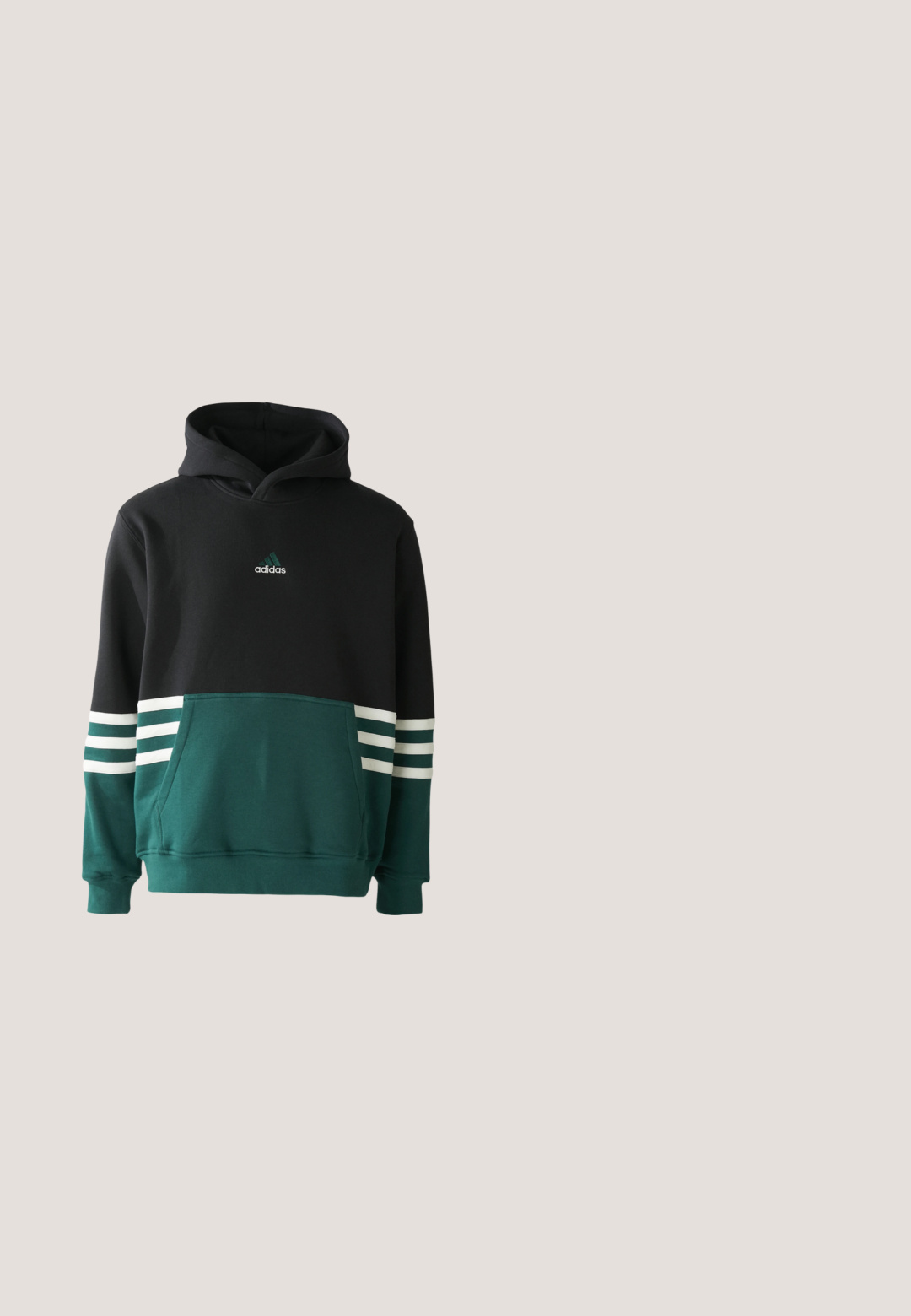 Schwarzer und dunkelgrüner Adidas-Hoodie mit einer Fronttasche, drei weißen Streifen an den Ärmeln und dem Adidas-Logo auf der Brust.; Grünes Baumwoll-T-Shirt mit Rundhalsausschnitt, kurzen Ärmeln, Adidas-Logo auf der linken Seite und einem runden Emblem mit rotem Design auf der rechten Seite.; Dunkelgrüne Sporthose mit dezenten gemusterten Logos, weißen Seitenstreifen, elastischem Bund und kleinem weißen Adidas Trefoil-Logo am rechten Oberschenkel.; adidas Originals Sneaker low - white; Schwarze Kunststoff-Sonnenbrille mit quadratischen Gläsern, grau-grünem Farbton und dünnen schwarzen Bügeln mit dezenten, strukturierten Akzenten. Ein einzelnes Logo ist sichtbar.; Grüne Nylon-Reisetasche mit kurzen Tragegriffen und einem abnehmbaren Schultergurt. Verfügt über eine Vordertasche und hat eine rechteckige Form. Glatte Textur.