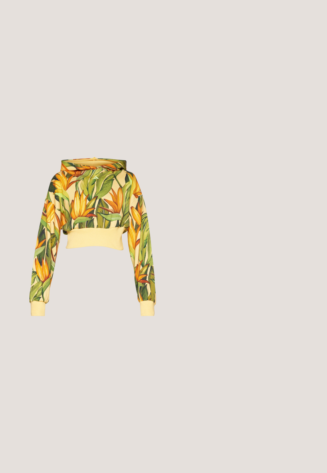 Sudadera corta hecha de una tela con un estampado floral que presenta flores amarillas y hojas verdes, con un dobladillo y puños acanalados amarillos.; Top verde con detalles amarillos, hecho de material elástico. Presenta un gran logo de "adidas" amarillo en el frente y tirantes delgados.; Pantalones deportivos de color verde oscuro con un corte relajado, que cuentan con una cintura con cordón, bolsillos laterales y franjas color crema a lo largo de los costados.; Zapatillas de ante verdes con acentos naranjas y tres rayas, con suelas de goma y cordones texturizados. Llevadas con calcetines blancos de canalé.; Bolso de hombro gris oscuro hecho de tejido texturizado, con cierre de cremallera y un logo bordado en el frente. Correa larga y curva.; Dos pendientes simples de aro delgado de plata con un detalle sutil curvado sobre un fondo blanco.