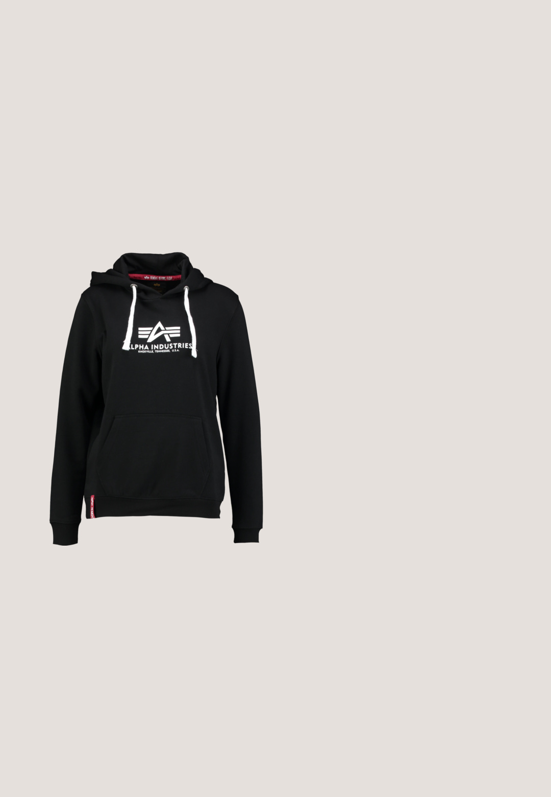 Zwarte hoodie van een katoenmix, met een voorzak, witte koorden en een Alpha Industries-logo op de borst.; Witte t-shirt met korte mouwen, ronde hals, relaxte pasvorm, gemaakt van zacht katoen. Glad textuur, geen patronen of logo's.; High-waist zwarte spijkerbroek met voorste knoop en rits, twee voorzakken en taps toelopende pijpen op een witte achtergrond.; Witte lage canvas sneaker met witte veters, zwarte strepen op de zool en een rubberen, getextureerde neuskap, zijaanzicht op een witte achtergrond.; Zwarte cat-eye zonnebril met donkergrijze lenzen, slank plastic frame, puntige hoeken en rechte pootjes. Geen zichtbare hardware of accenten.; Zilveren hoepeloorbellen, cirkelvormig, met een gladde glanzende textuur en een constante breedte. Minimalistisch ontwerp zonder extra accenten.
