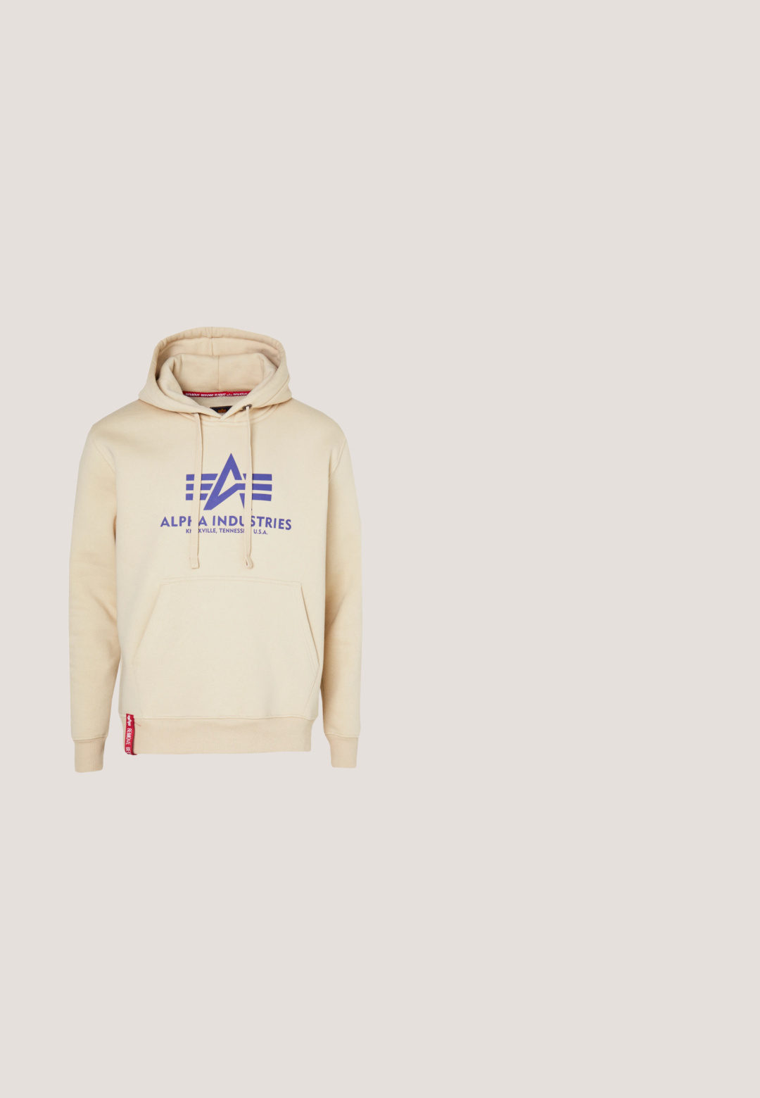 Sudadera beige con un gran logo púrpura de "Alpha Industries" y acentos de diseño. Incluye un bolsillo frontal y una etiqueta roja en el dobladillo.; Camisa de mangas cortas en gris claro con rayas verticales, cierre de botones en el frente y un bolsillo en el pecho que presenta un pequeño logo naranja. Tejido de mezcla de algodón.; Pantalones de cargo negros con dos bolsillos laterales, puños ajustables con cordón, cierre de botón y una textura de tela suave y duradera.; Zapatilla Nike Air Force 1 en beige y marrón con cordones, flotando sobre una superficie de hormigón y escaleras al fondo.; Gafas de sol rectangulares negras con lentes oscuros. Las varillas son delgadas y planas, con un acento dorado. Montura de plástico suave con un acabado mate.; Pulsera de cadena de plata con eslabones entrelazados, que cuenta con un cierre de langosta y una extensión de cadena ajustable para variar el tamaño. Acabado liso y brillante.
