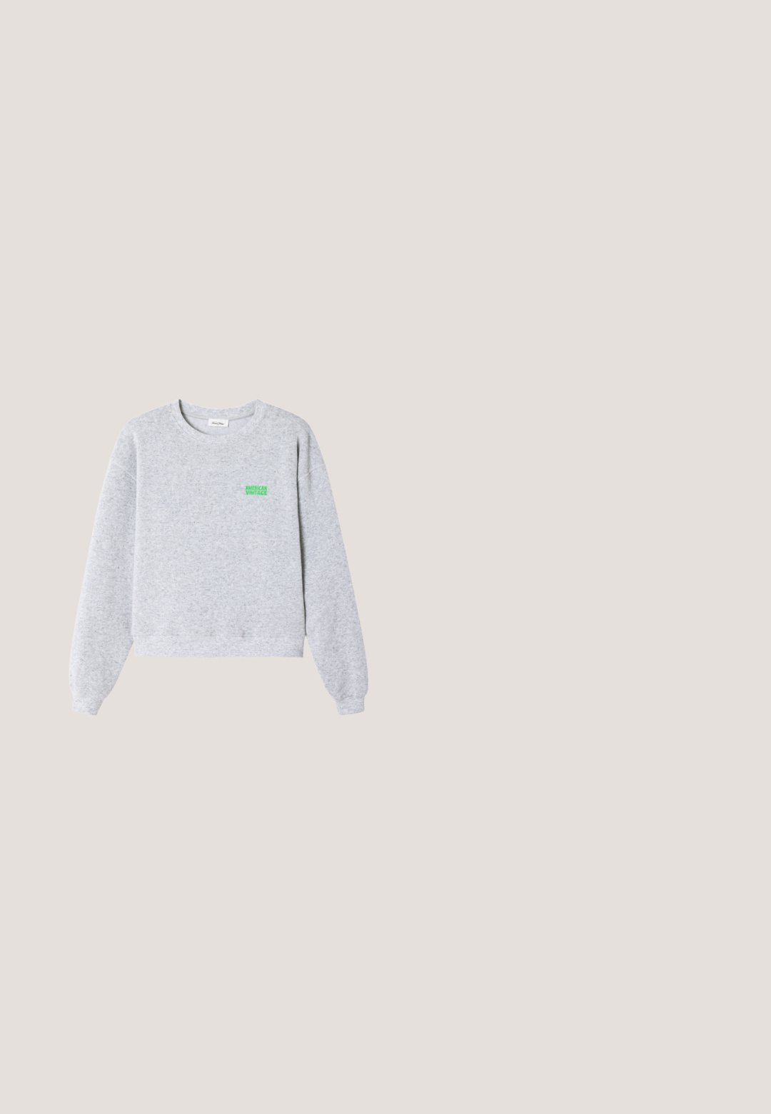 Lichtgrijze sweater met ronde hals en lange mouwen, geribbelde boorden bij de mouwen en zoom, en kleine groene "American Vintage" tekst op de linkerborst.; Grijs langärmelig T-shirt van katoen met een ronde halslijn. Heeft een klein rood "ARMEDANGELS" logo op de borst. Eenvoudig ontwerp.; Grijze wijde broek van zachte stof, met een elastische tailleband en twee zijzakken. Geen zichtbare patronen of accenten.; EMU Australia Snowboots  - sage; Donkergrijze gewatteerde sjaal met een quiltpatroon, voorzien van een gekruist ontwerp. Het materiaal lijkt zacht en textuurrijk, geschikt voor warmte en comfort.; Grijze zachte draagtas met twee korte handvatten, met een voorlogo-accent en een gladde, matte textuur. Gestructureerd ontwerp met een vlakke bodem.