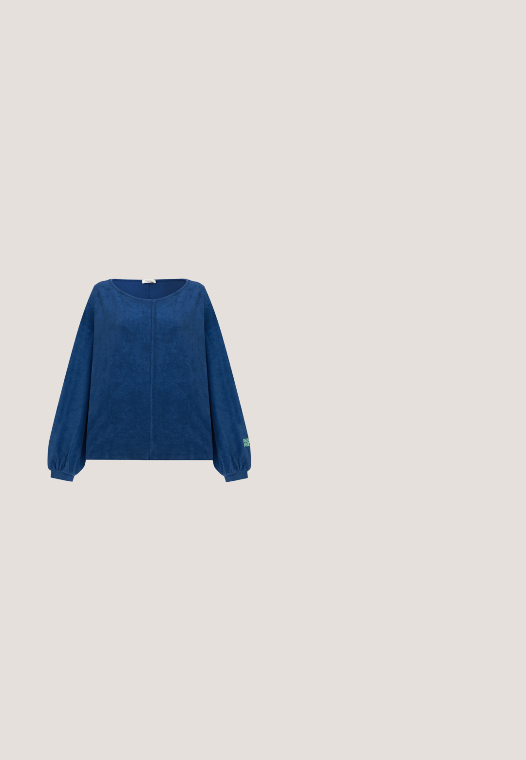 Pull polaire bleu à manches longues avec encolure ronde, poignets froncés et détail de couture centrale, présenté sur un fond neutre à plat.; Chemise en denim bleu avec boutonnière à l'avant, col à revers et coutures d'épaule discrètes. Le tissu présente une texture lisse avec un design décontracté.; Pantalons larges bleu marine en matériau doux. Comprend une taille élastique avec cordon de serrage et des accents métalliques au niveau de l'ourlet.; Baskets basses de couleur crème avec des coutures ondulées, une fermeture à lacets et une semelle crantée, vues de côté sur un fond uni.; Sac fourre-tout en toile bleue avec doubles poignées supérieures, poches latérales, sangle d'épaule amovible et petite étiquette logo Calvin Klein à l'avant.; Calvin Klein SPIRAL - Bracelet - silver-coloured