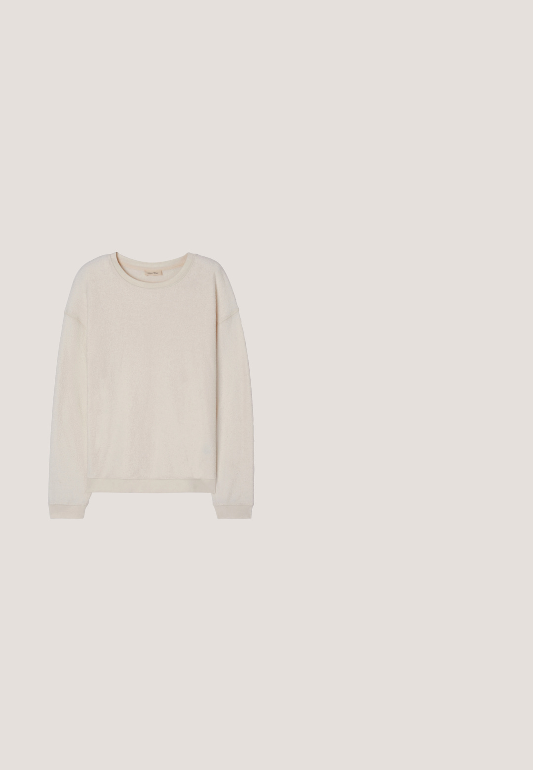 Cremefarbener Langarm-Pullover mit Rundhalsausschnitt, gerippten Bündchen und Saum, hergestellt aus einem weichen, strukturierten Stoff.; Beige Lederhemd mit durchgehendem Knopfverschluss, langen Ärmeln und einer einzelnen Brusttasche. Verfügt über eine glatte Textur und ein klassisches Kragendesign.; Helle beigefarbene, lässig geschnittene Hose mit drei Taschen, Gürtelschlaufen und geradem Bein. Hergestellt aus einem weichen Baumwoll-Mix.; Cremefarbener Sneaker mit glattem Lederoberteil, abgerundeter Zehenpartie, Schnürung vorne und strukturierter Gummisohle. Minimalistisches Design, ohne Logos.; Beige Canvas-Tragetasche mit doppelten Griffen und einem geprägten Wolfskopfdesign auf der Fronttasche.; Beiger gewebter Gürtel mit flachem Riemendesign, ausgestattet mit einer silberfarbenen Metallschnalle und einem Lederakzent mit Markenlogo.