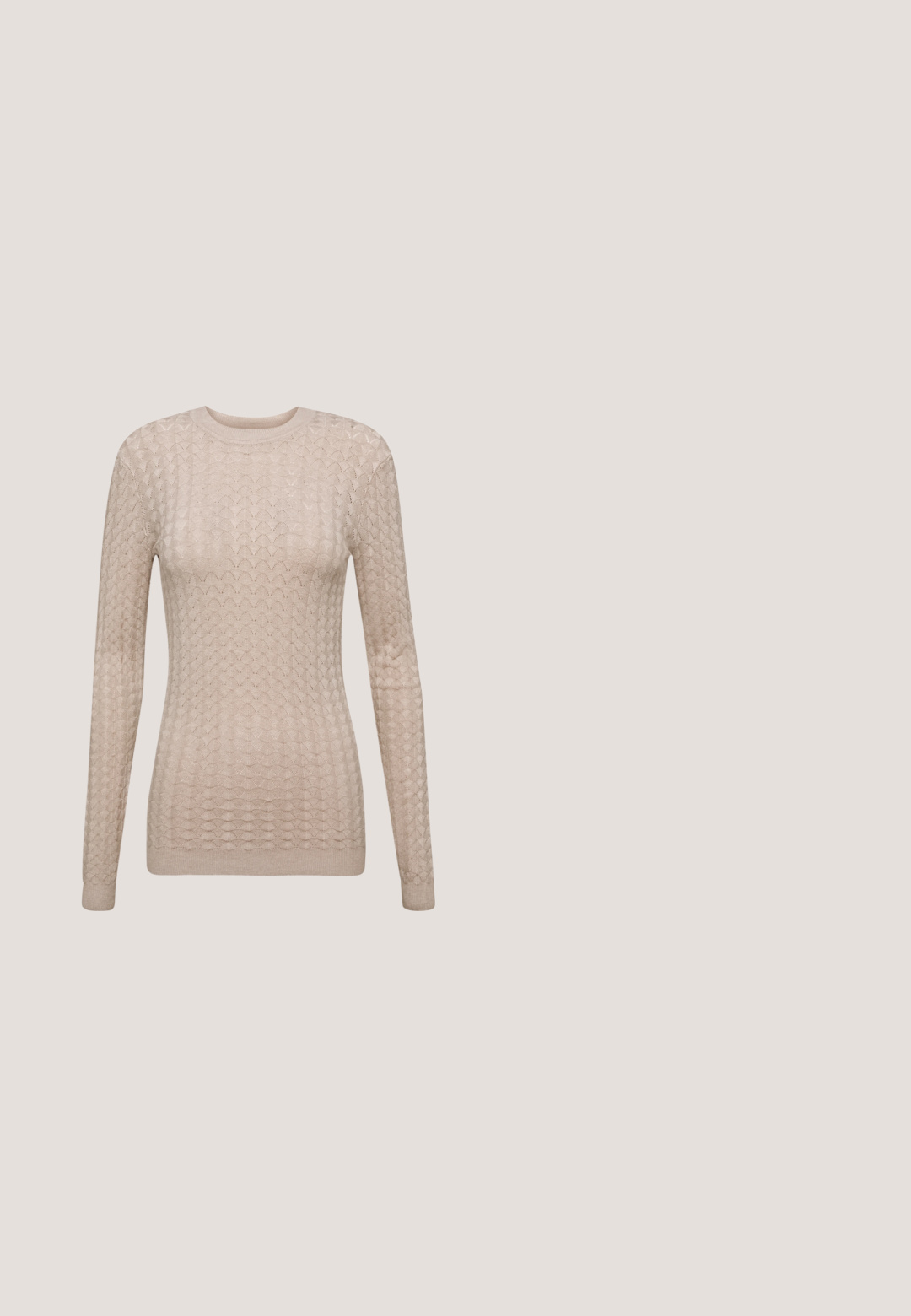 Beige langwerpige trui met een textuurpatroon, voorzien van een ronde halslijn en geribbelde manchetten. Gemaakt van een zachte, lichtgewicht stof.; Beige geribbelde top met lange mouwen, een uitlopende zoom en een V-hals. Voorzien van een rits aan de voorkant en een subtiele textuur, gemaakt van een rekbare stof.; Gouden, satijnen broek met een relaxte pasvorm, elastische tailleband, zijzakken en een uitlopende pijpdesign. Soepele textuur en subtiele glans.; Beige hoge hak sandaal met dunne bandjes en een kleine gouden gesp, getoond op een gestructureerd straatoppervlak tegen een betegelde muur.; Beige handtas met krokodillenprint in reliëf en een gestructureerde vorm, voorzien van een handvat bovenop, accenten in goudkleurige ketting en een afneembare schouderriem.; Gouden hoepeloorbellen met een gladde, gepolijste afwerking. Beschikken over een halve cirkelvorm en een veilige postsluiting.