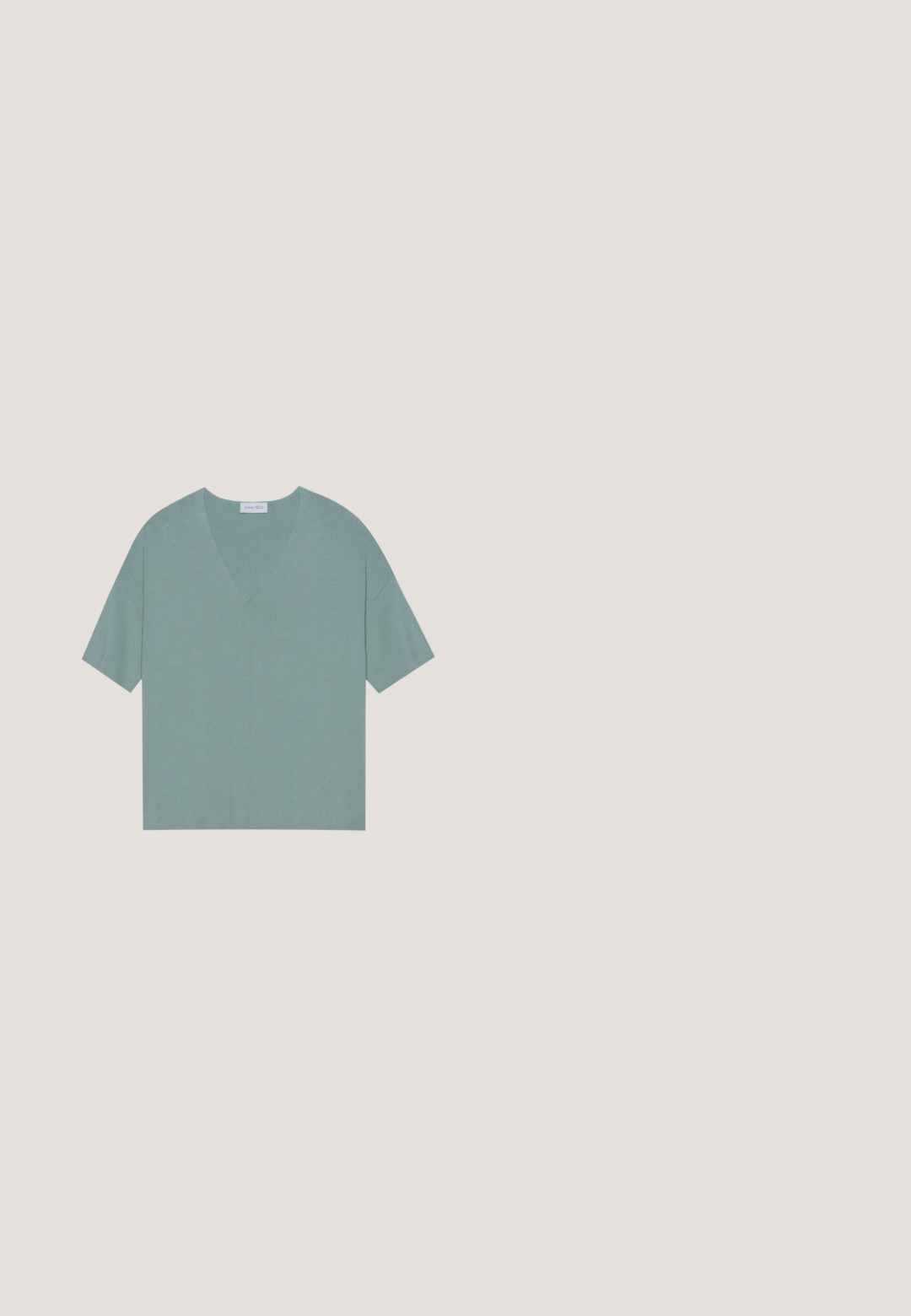 Μέντα πράσινο T-shirt με V λαιμόκοψη, κοντά, φαρδιά μανίκια, χαλαρή εφαρμογή και μαλακή υφή. Διαθέτει κεντρική ραφή στο μπροστινό μέρος.; Εκρού λινό σακάκι με μακριά μανίκια, γιακά με κουμπιά, μπροστινές τσέπες με καπάκι και ρυθμιζόμενα κουμπιά στα μανίκια πάνω σε απλό φόντο.; Χακί σακάκι μέχρι το γόνατο με ραφές, κουμπιά στο κλείσιμο και θηλιές για ζώνη, παρουσιασμένο σε απλό φόντο.; Καφέ ριγέ κάλτσες μέχρι το γόνατο συνδυασμένες με καφέ σουέντ Mary Jane παπούτσια με διακοσμητική ζώνη και αγκράφα, φορεμένα με ένα σκούρο παλτό.; Τσάντα tote χρώματος ελιάς με δομημένο σχήμα, που διαθέτει λείο δέρμα και σουέτ λεπτομέρειες, χρυσό κούμπωμα και δύο λουριά ώμου.; Δύο βραχιόλια από ασημί χάντρες σε λευκό φόντο· το ένα με άνισες χάντρες και το άλλο με ομοιόμορφες χάντρες και ένα μικρό μενταγιόν σε σχήμα σταγόνας.