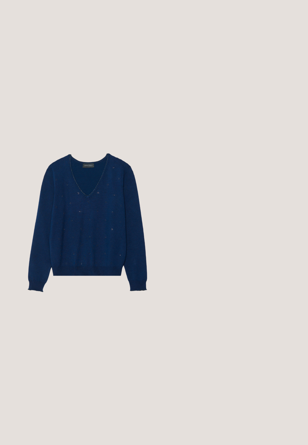 Dunkelblauer Strickpullover mit V-Ausschnitt, langen Ärmeln und subtilen Verzierungen; gerippte Bündchen und Saum; weiche Textur.; Marineblaues Cordhemd mit Knopfleiste, Kragen und Dreiviertelärmeln. Merkmale sind ein taillierter, geraffter Saum und eine weiche Textur.; Hose in Marineblau mit bindbarem Bund, seitlichen Taschen und einer lockeren Passform. Hergestellt aus einem glatten Stoff mit einem dezenten Glanz. Maßgeschneiderter Schnitt mit Falten.; Ein einzelner dunkelblauer Wildleder-Damenschuh mit abgerundeter Spitze und niedrigem schwarzem Blockabsatz auf einfachem weißen Hintergrund.; Schwarze strukturierte Tragetasche mit doppelten Griffen und goldenen Beschlägen, mit einem kleinen "Anna Field"-Logo unten in der Mitte.; Paar silberne Creolen, jeweils mit einer glatten Hälfte und einer Hälfte, die mit kleinen klaren Strasssteinen besetzt ist.