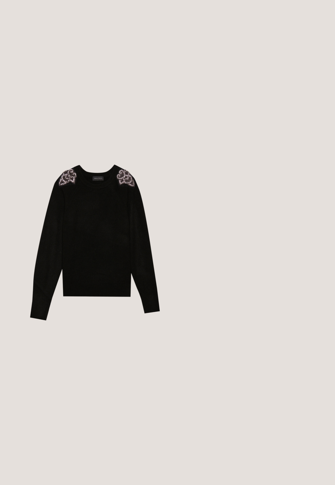 Anna Field Striktrøje - black; Sort faux læder skjorte med lange ærmer, knaplukning foran, to brystlommer og klassisk krave. Glat tekstur og afslappet fit design.; Sorte velour bredbukser med to baglommer og en glat tekstur, der har en lige skæring og syede afslutninger ved anklerne.; Sorte laklæder slingback sko med spids tå, udskårne sider og en lav blokhæl. Har en ankelrem med spænde.; Sort skuldertaske i kunstlæder med krokodillemønster, rektangulær form, blank tekstur, med en tynd justerbar rem og lukning med klap foran.; Sølvøreringe med flere klare krystaludsmykninger, med en struktureret overflade og et åbent rundt design.