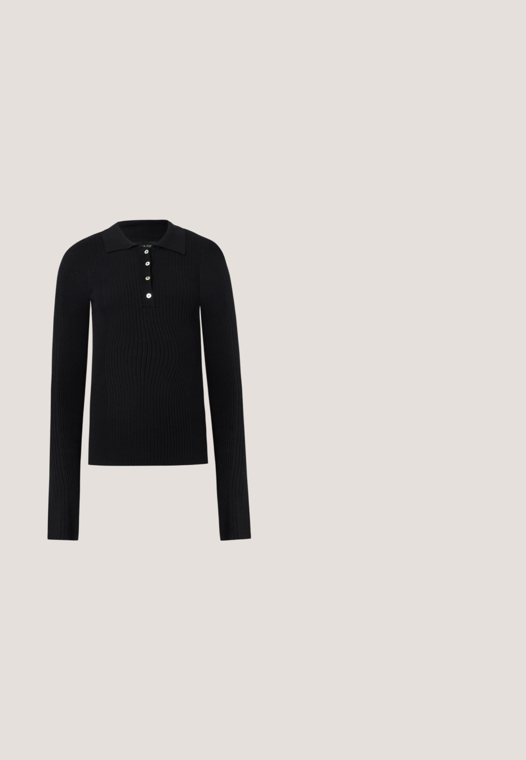 Polo noir en tissu côtelé à manches longues avec quatre boutons blancs et un col classique, présenté sur un fond clair uni.; Blouse noire sans manches avec encolure ronde, boutons dorés sur le devant et détails légèrement évasés à la taille, marque Anna Field.; Pantalon noir avec une coupe décontractée, devant plissé, taille plate et texture lisse. Coupé à une longueur raccourcie, adapté pour un usage formel ou décontracté.; Escarpin slingback en cuir noir avec talon kitten, bout pointu et petite boucle dorée sur un fond uni.; Sac à main en cuir noir texturé avec une poignée supérieure, un fermoir doré présentant un logo TH entrelacé, et une bandoulière détachable.; Boucles d'oreilles triple anneau doré avec petits strass clairs le long du bord extérieur, posées à plat sur un fond blanc uni.