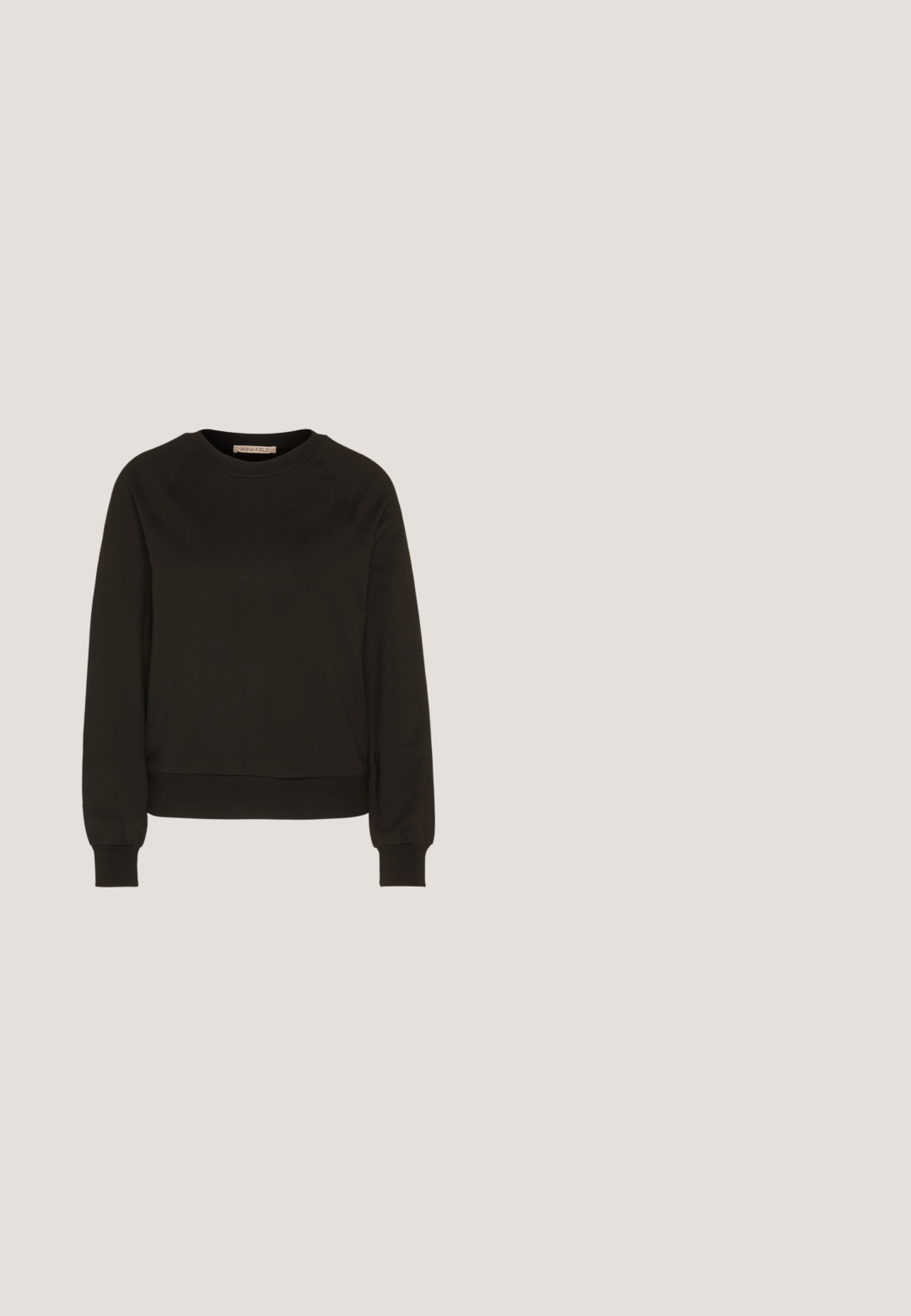 Must-Black särgid, millel on ümmargune kaelus, pikad raglan-sleevad, elastsed mansetid ja kohandatud hem. Valmistatud pehmest kangast, minimalistlik disain.; Olive roheline, põlve pikkune seelik, mis on valmistatud pehmest kangast, elastse vöökoha ja sirge kujundusega; nähtavad mustrid või aktsendid puuduvad.; Must musta narmand, läikiva materjali ja ruudukujulise varbaga ning kitseneva kontsaga, paigutatud läikiva hõbedaselt tuftitud tausta ette.; Ümmargused prillid läbipaistvate hallide raamidega ja halli säbruline objektiiviga. Metallist detailid templitel ja kumerad käed stabiilsuse tagamiseks.; Mustmust mustrahnaga, millel on pehme tekstuur, hobo kuju ja kaks õlavarre rihma; sisaldab läikivat viimistlust ja minimalistikku disaini.; Kuldtooni rõngastooted, mis sisaldavad kahte omavahel seotud ringi tekstureeritud viimistlusega. Disainitud sileda ja kindla tagusega.