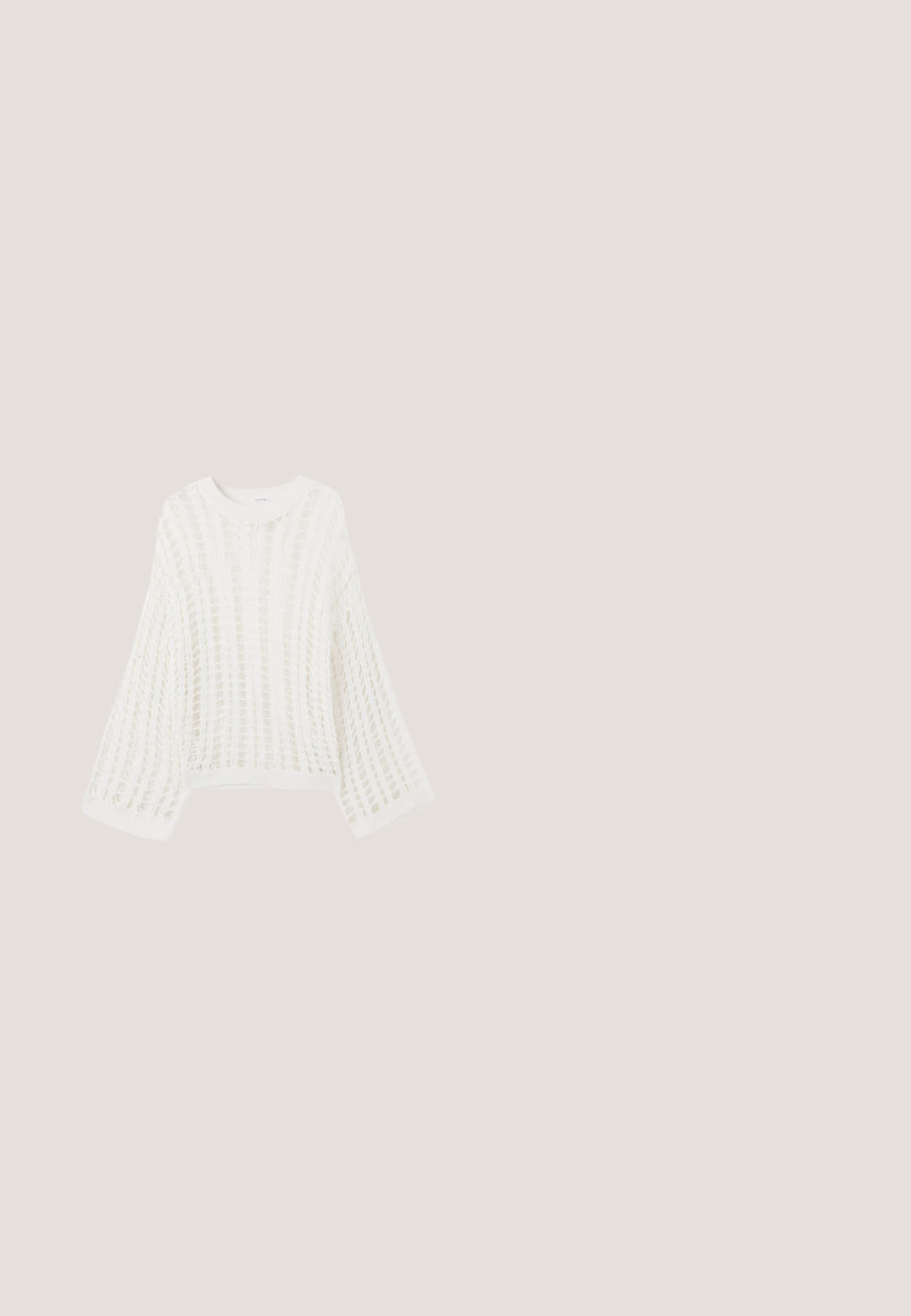 Pull-over blanc raccourci avec manches larges. Motif en maille ajourée en quadrillage, fabriqué dans un matériau léger. Encolure et ourlet côtelés.; Haut tricoté blanc sans manches avec col en V, design col, rayures verticales texturées et quatre petits boutons décoratifs sur le devant.; Pantalon à jambes larges avec motif de feuilles de palmier beige et marron, taille à cordon avec accents de perles dorées.; Sandale plate beige avec semelle et lanière à motif tissé, ornée d'un nœud en tissu doux noué à l'avant.; Lunettes de soleil en écaille de tortue avec des verres marron, de forme œil de chat, avec des accents en métal doré et des branches fines présentant un motif sur le côté intérieur.; Sac cabas macramé de couleur crème avec des motifs tissés complexes et une anse unique en boucle sur un fond uni.