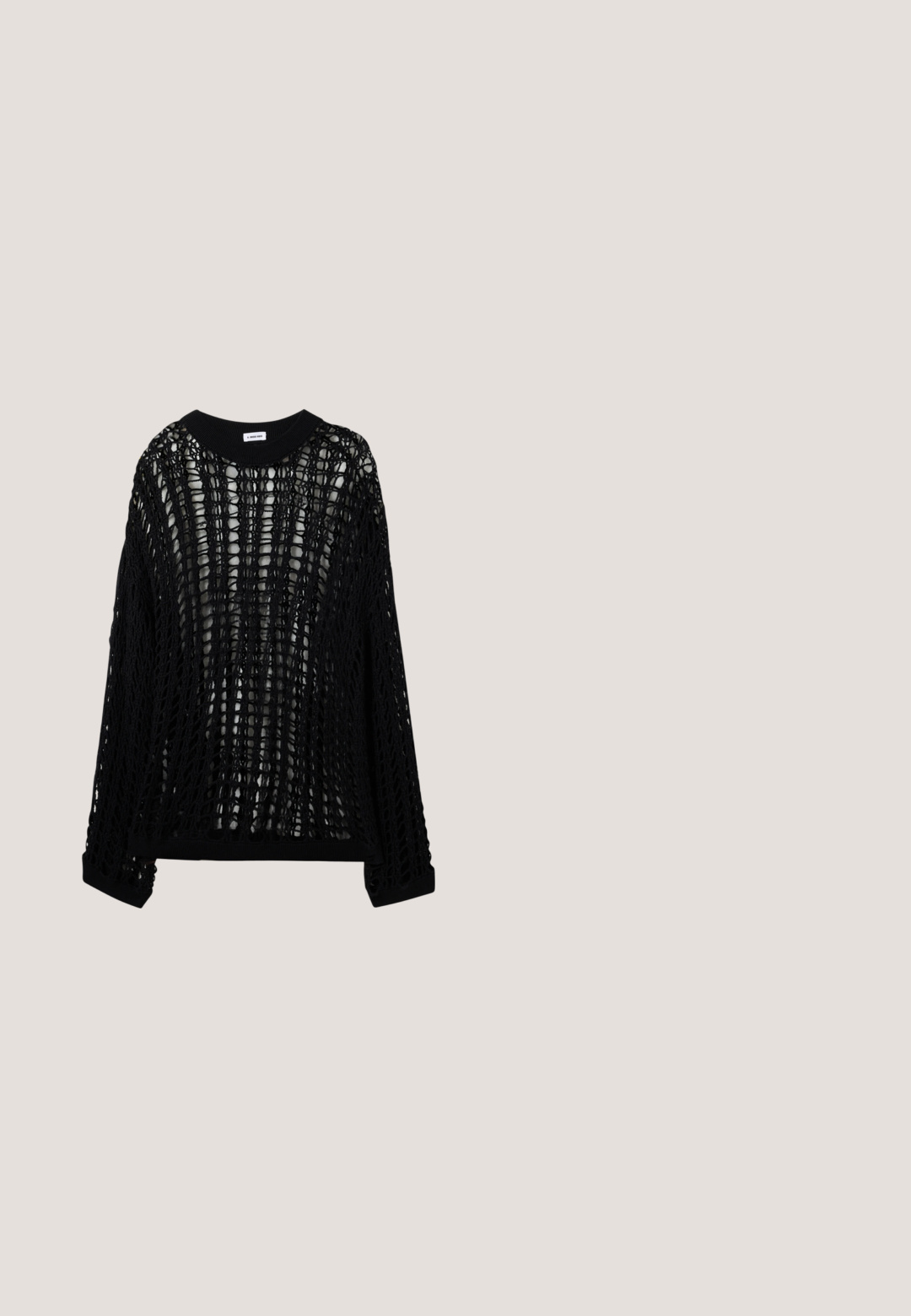 Pull noir à maille large avec manches longues et encolure ras-du-cou. Présente un design ouvert rappelant le crochet avec des poignets et un ourlet côtelés.; T-shirt blanc court en coton doux, avec un col rond et des manches courtes, d'ajustement légèrement décontracté. Pas de motifs ni d'accents.; Pantalons larges noirs avec taille élastique et tissu doux en velours, affichés sur un fond clair uni.; Ballerines en cuir noir avec un bout rond, texture lisse, détails de couture minimalistes et design de semelle flexible.; Sac en cuir noir avec une poignée arrondie, fermeture éclair en argent, bordure en fourrure blanche et un long gland crème attaché à l'avant.; Boucles d'oreilles en métal argenté au design abstrait et ondulé, ornées de petits cristaux scintillants. Fermeture arrière à clou sécurisée.