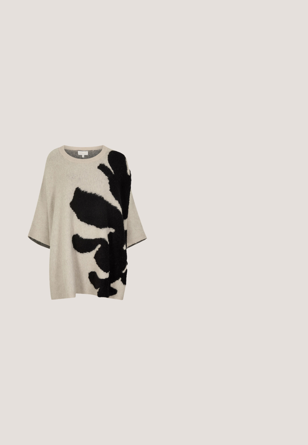 Pull beige ample à larges manches avec de grandes formes abstraites noires rappelant des plantes sur le devant et l'épaule droite.; Robe bleu clair asymétrique avec un grand imprimé floral bleu foncé et un texte noir, présentant une taille froncée et un ourlet drapé.; Jupe longue noir et blanc avec un imprimé graphique représentant un visage, dotée d'une texture lisse et d'une silhouette ajustée.; Botte compensée argentée brillante montant au genou avec bout pointu et léger détail froissé sur la tige, vue de profil sur fond blanc.; Petit sac à main doré recouvert de clous ronds brillants avec une poignée courte et une découpe rectangulaire en haut.; Paire de boucles d’oreilles dorées poli en forme de spirales de coquillages avec des bords arrondis et des surfaces lisses.