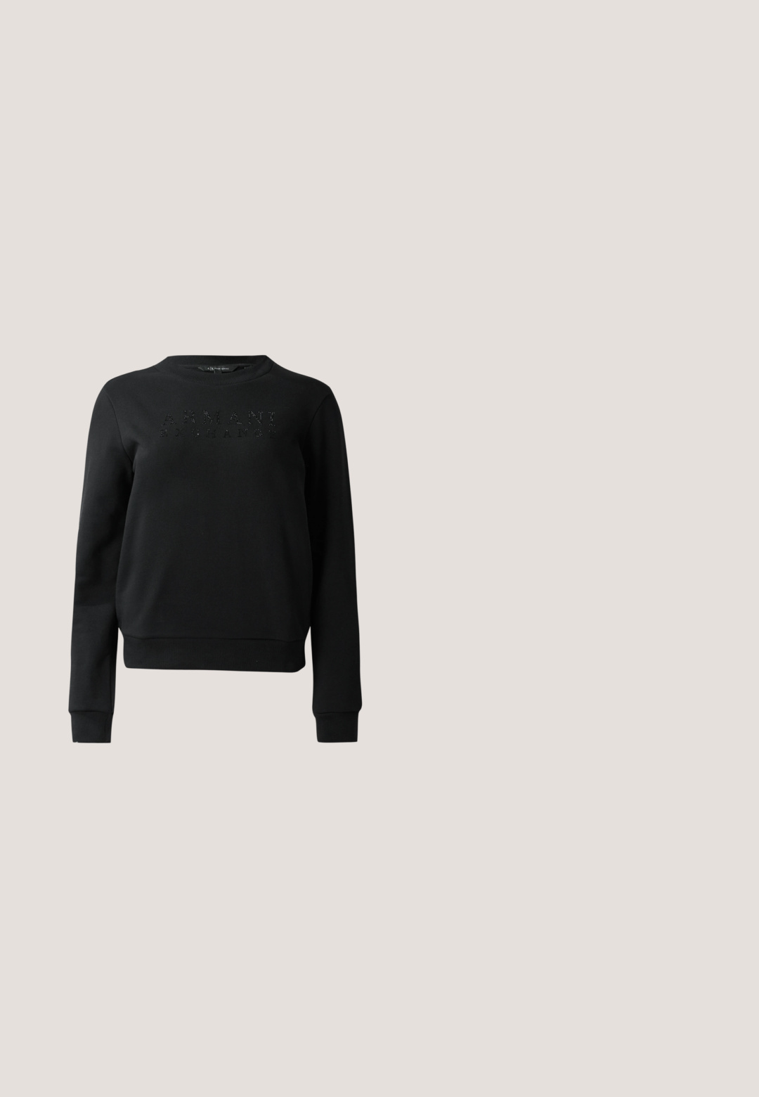Sort sweatshirt lavet af blødt stof, med ribbet rund halsudskæring og manchetter. Foran vises "ARMANI EXCHANGE" i prægede bogstaver.; Hvid bomulds t-shirt med metallisk sølv "ARMANI" bogstaver på forsiden. Kortærmet og med rund halsudskæring.; Lyseblå denim flare jeans med høj talje, med en falmet vask, kontrastsyning og to baglommer. Opkantede flares i bunden.; Beige sneakers med mesh- og ruskindsmaterialer, afrundet form, teksturerede accenter, tonale snørebånd og et tykt, bølget såldesign.; Sort tekstureret læder Michael Kors crossbody taske med justerbar rem og hardware i guldtonet på en hvid baggrund.; Sort læderhalsbånd med sølvfarvede "MOSCHINO" bogstaver udsmykket med rhinsten og en lukning med spænde i metal.