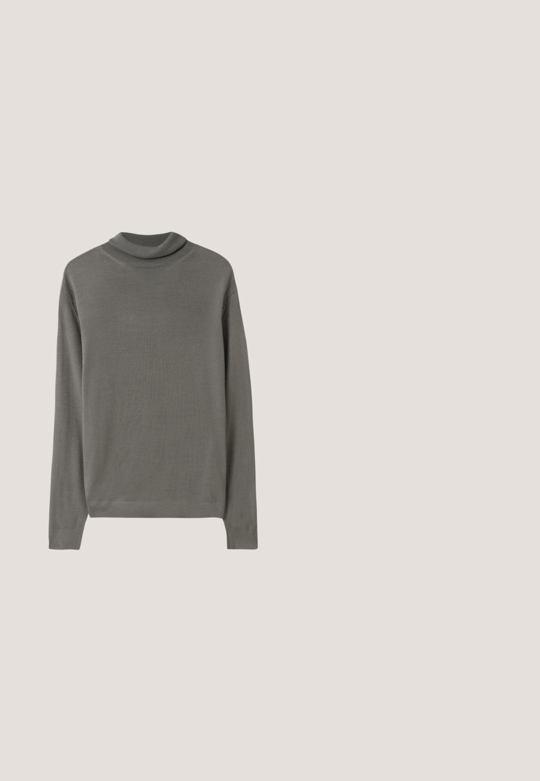 Grijze coltrui gemaakt van zachte, lichtgewicht stof. Heeft lange mouwen en een geribbelde halslijn met een gladde textuur.; Witte polo shirt gemaakt van katoen met korte mouwen, een kraag, vijf donkere knopen en geborduurd 'Armani Exchange' logo op de borst.; Beige casual herenbroek met elastische tailleband en grijs trekkoord, rechte pijpen, voor- en zijzakken.; Lichtbruine suède schoenen met een ronde neus, gestikte details en een geribbeld bruine rubberen zool. Bevat een zijlabel met het "Clarks" logo.; Beige Calvin Klein crossbodytas met zwarte rits, voorvak en logo-patch op een effen lichte achtergrond.; Zwarte leren riem met een gestructureerde afwerking, voorzien van een zilverkleurige metalen gesp, een vlak ontwerp en een gladde binnenvoering.
