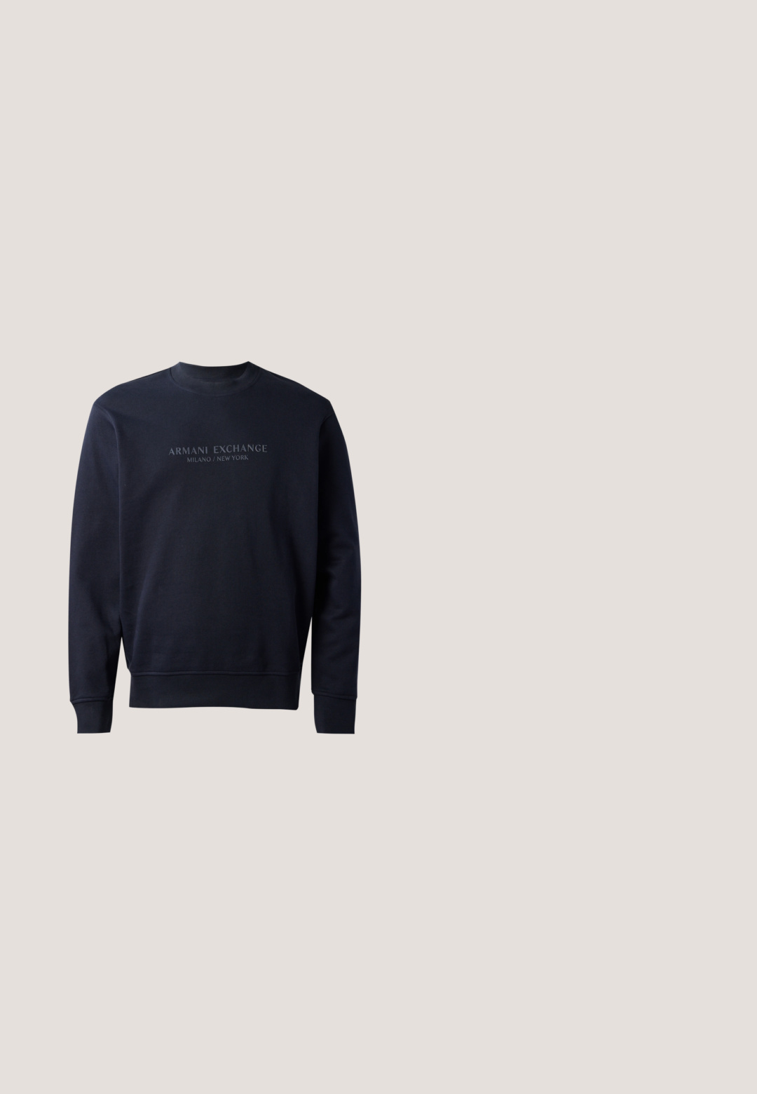 Námornícky modrý mikina vyrobená z jemného materiálu, s okrúhlym výstrihom a rebrovanými manžetami, s embosovaným textom "ARMANI EXCHANGE MILANO / NEW YORK".; Navy modrá bavlnená tričko s horizontálnym modrým prúžkom a uhlíkovou spodnou časťou. Obsahuje malé logo na hornej ľavej strane.; Čierne cargo nohavice vyrobené z ľahkého materiálu, s širokými nohavicami, elastickým pásom a nastaviteľnými šnúrkami na manžetách. Dvoje bočné vrecká.; Čierne kožené členkové topánky s elastickým postranným panelom, kulatou špičkou a hrubou gumovou podrážkou so zelenými akcentmi a pútkami.; Čierne slnečné okuliare s geometrickým rámom, tónovanými sklami a zlatými akcentmi na stranoch. Hladký plastový materiál s matným povrchom.; Čierna textúrovaná crossbody taška s embosovaným geometrickým vzorom a nastaviteľným popruhom s logom značky.