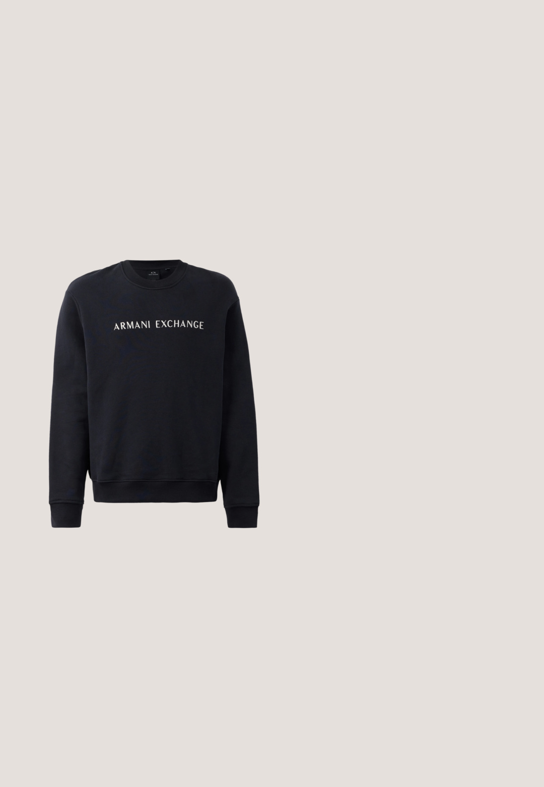 Sweatshirt noir avec col ras du cou, poignets et ourlet côtelés, avec le logo "ARMANI EXCHANGE" en blanc sur la poitrine.; Polo blanc à manches courtes avec trois boutons et logo EA7 Emporio Armani sur la poitrine gauche.; Jean bleu clair à jambes droites avec taille haute, légère décoloration et détails subtils usés près des poches avant et des cuisses.; Baskets basses noires et grises avec semelle texturée et logo sur le côté, présentées de la face extérieure sur un fond blanc uni.; Lunettes de soleil noires avec des verres gris. Monture carrée en plastique. Comprend un détail de logo sur la branche. Surface lisse, sans motifs supplémentaires.; Sac bandoulière rectangulaire gris foncé avec surface texturée, emblème logo argenté, fermeture zippée et sangle noire réglable avec boucle métallique.
