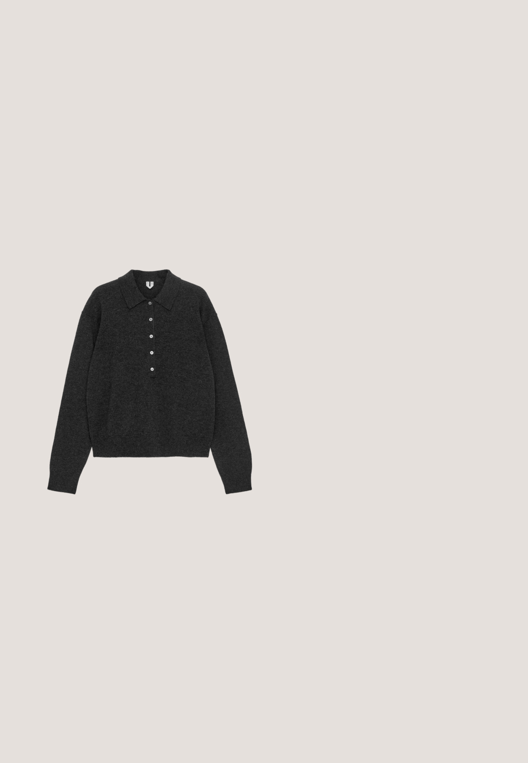Pull en maille à manches longues de couleur gris foncé, avec col et patte de boutonnage à cinq boutons, finitions côtelées aux poignets et à l'ourlet, posé à plat sur un fond blanc.; Haut rouge sans manches en maille côtelée avec encolure ronde et petite étiquette de marque à l'intérieur du col.; Pantalons de survêtement larges rouges en tissu doux, dotés d'une taille élastique et d'un cordon de serrage, avec deux poches latérales pour plus de commodité.; Sandale plate noire avec fines lanières, boucle pour l’orteil et bride de cheville avec une petite boucle ronde, vue de profil.; Sac à épaule en cuir noir texturé avec bandoulière réglable et fermeture éclair argentée, marqué d'un petit logo blanc "Coccinelle" à l'avant.; Boucles d'oreilles en or avec une finition lisse et polie. Présente une forme rectangulaire à gauche et une forme arrondie à droite.