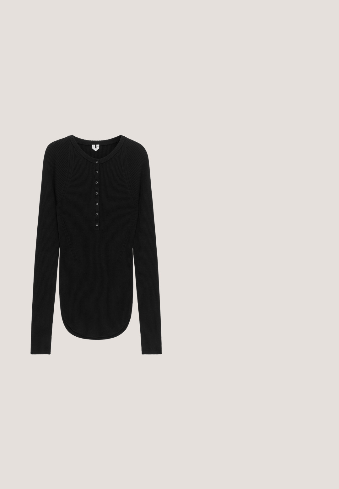 ARKET Jersey de punto - black; Pantalones de pierna ancha en tejido gris oscuro. Presenta pliegues en la parte frontal y dos botones decorativos en la cintura. Textura suave y forma entallada.; Zapato plano negro de punta puntiaguda con textura brillante de cocodrilo y tacón bajo, mostrado en perfil lateral sobre un fondo blanco.; Gafas rectangulares de carey con lentes transparentes, que presentan montura gruesa, detalles dorados y un diseño elegante.; Bolso rectangular de cuero negro con doble asa, cremallera superior y un pequeño detalle de botón dorado en la esquina inferior.; Anillo solitario de plata con un único diamante de corte redondo sostenido por seis garras sobre una banda elegante y curvada.
