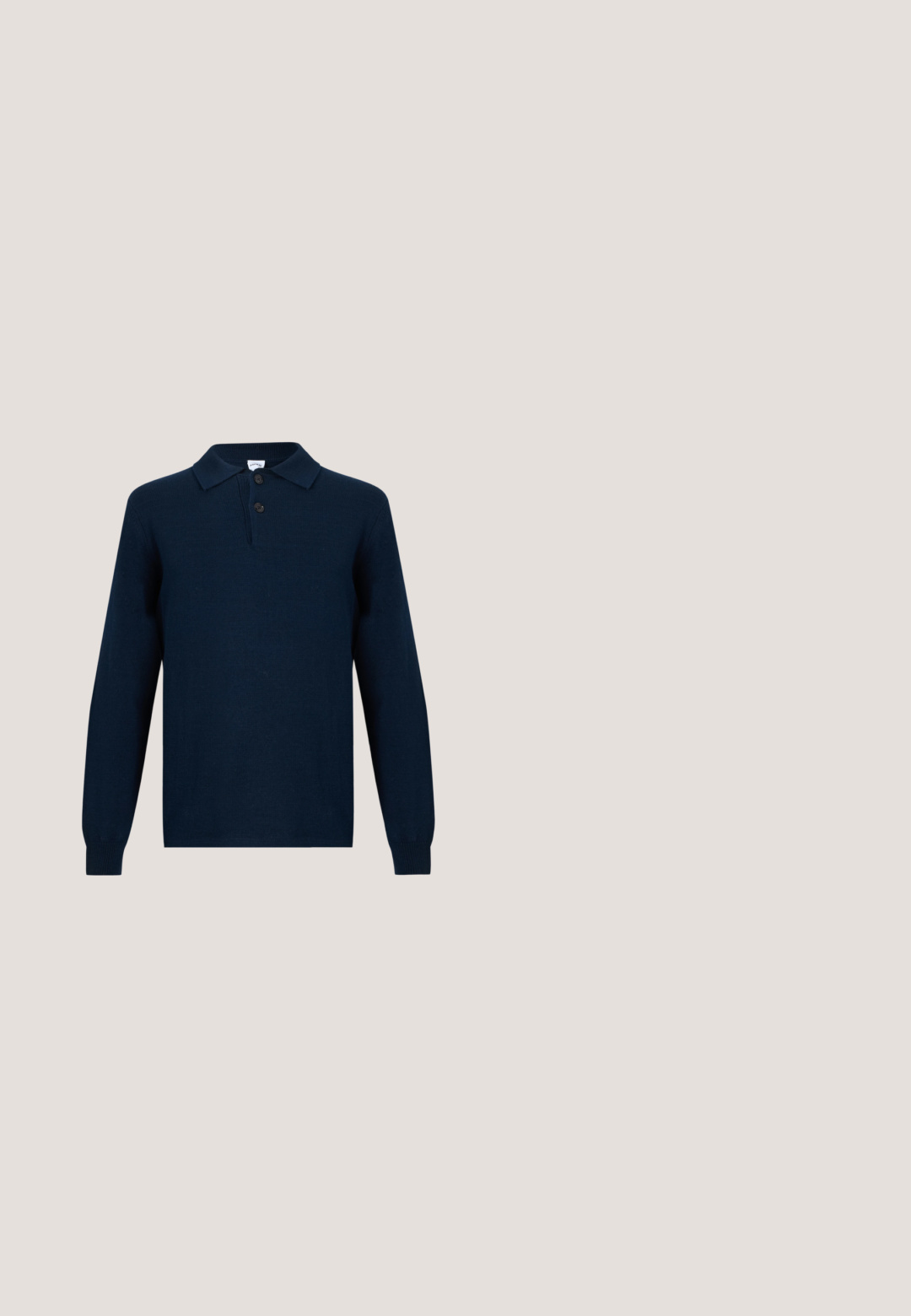 Polo en maille bleu marine à manches longues avec col et deux boutons sur la patte de boutonnage.; Chemise blanche pour homme à manches longues avec de fines rayures verticales discrètes, fermeture à boutons à l'avant, col et poignets boutonnés sur un fond uni.; Pantalon formel gris clair pour homme avec passants de ceinture, poches avant et fermeture éclair dissimulée à l'avant.; Mocassins en cuir noir avec un design de style mocassin, présentant une bande décorative et un détail de couture sur le dessus. Talon bloc bas.; Sac à ordinateur portable en cuir marine avec deux poignées supérieures, bandoulière amovible, finition texturée et accents métalliques discrets.; Ceinture en cuir noir roulée avec une boucle en métal argenté rectangulaire visible sur un fond clair uni.