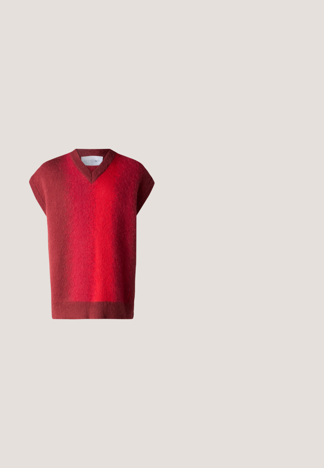 Rød, kortærmet sweater med V-hals. Blød tekstur med en gradient fra mørkerød til lys rød. Minimalistisk design uden synligt hardware.; Hvid bomulds t-shirt med rund hals, korte ærmer og lige kant. Har et lille mærke på den venstre sidesøm.; Sorte bukser med vid ben, der har en glat overflade, to frontplisseringer, knaplukning og sidelommer. Holdbart stof.; Blå ruskinds-sneaker med hvide læderdetaljer, tekstureret overflade, rund tå og gummisål. Har logodetalje på siden.; Mørkebrun textured læder crossbody taske med justerbar rem og lille dekorativ blå accent på siden.; Sort læderbælte med et sølvfarvet metalspænde; har en stribet stofdekoration i rød, grøn og gul nær spænden.