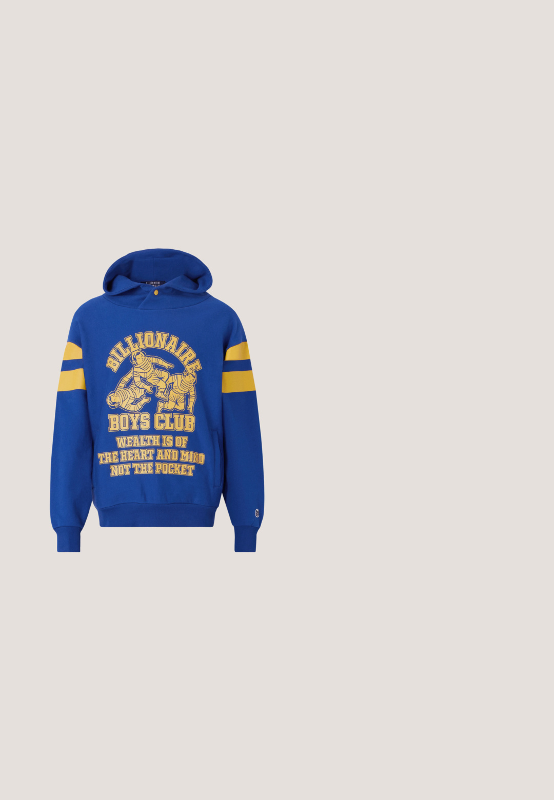 Blaue Kapuzenjacke mit einem Frontgrafikmotiv, das Astronauten zeigt. Gelbe Streifen an den Ärmeln und begleitender Text in Gelb. Weicher Stoff, Kängurutasche.; Blaues T-Shirt mit kurzen Ärmeln, gelben geflügelten Musiknoten und zwei sternförmigen Figuren mittig auf der Vorderseite.; Jordan PANT - Jogginghose - sport blue/white; Die Nike Air Jordan Sneakers verfügen über eine weiße Lederbasis mit blauen synthetischen Akzenten, einer perforierten Zehenbox und blauen Schnürsenkeln.; Hellblaue weiche Stofftasche mit schwarzem und weißem Kordel-Schulterriemen vor hellem einfarbigem Hintergrund.; Silberkette mit dicken Gliedern und einem rechteckigen Anhänger mit der Gravur "Ed Hardy" auf weißem Hintergrund.