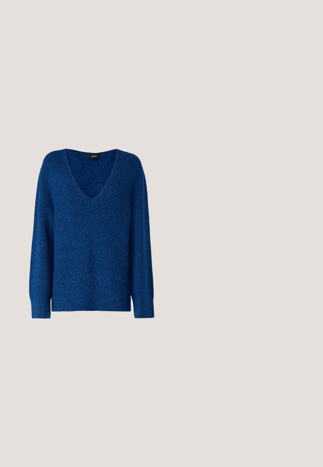 BOSS FUSONIA - Trui - blue; Denim maxi rok met een blauwe hoofdlichaam en zwarte zijpanelen, met een rechte pasvorm, een rafelige zoom en een klassieke vijf-vakken ontwerp.; Zwarte knielaarzen met een glanzende, krokodillenpatroonstructuur, een puntige neus en een taps toelopende hak. Gladde synthetische materiaal.; Zwarte vierkante zonnebril met gradient lenzen, opvallend logo aan de zijkant, dikke monturen en een gladde textuur.; Zwarte lederen schoudertas met een gebogen rechthoekige vorm, gouden ketting verweven in een gevlochten zwarte band, en een ritssluiting bovenop.; BOSS DOUBLE B SWING - Oorbellen - gold-coloured