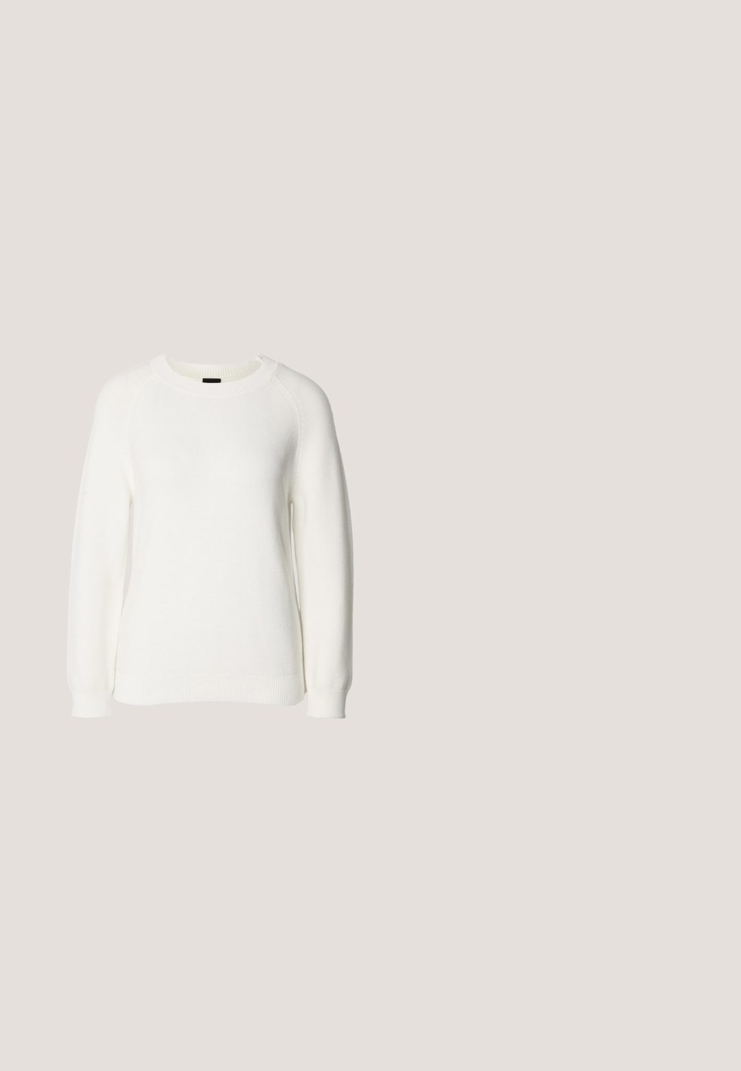 Pull en maille blanc à manches longues avec col rond et poignets et ourlet côtelés, présenté sur un fond clair uni.; Chemise à manches courtes boutonnée avec motif pied-de-poule noir et blanc, garniture contrastante sur le col et les poches poitrine.; Pantalon ample gris clair avec taille élastique et cordon de serrage, poches avant, et tissu texturé subtil.; Chaussure slingback en cuir noir à bout pointu avec un talon bloc haut et une doublure intérieure beige sur un fond clair uni.; Sac à main en cuir noir avec poignées supérieures, bandoulière ajustable, logo de marque doré et forme rectangulaire structurée sur fond blanc.; Bracelet en métal avec des bandes entrelacées en argent et en or, finition lisse et polie. Détail de nœud notable au centre.