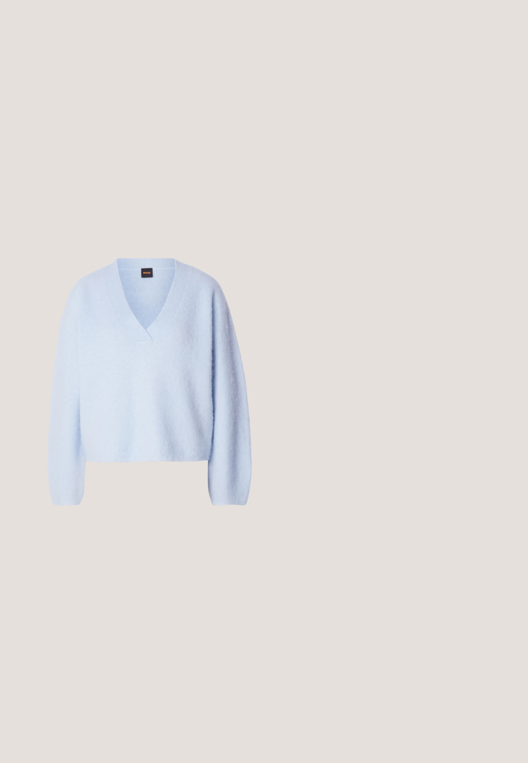 Lys blå, cropped striktrøje med v-hals og lange ærmer, der har en blød tekstur og minimal sømdetaljering.; Enkelt lavendel farvet kortærmet bomulds t-shirt med rund halsudskæring, vist fladt mod en hvid baggrund.; Beige skræddersyede bukser med striber, foran knap, bæltestropper og let flagrende ben på en ensfarvet hvid baggrund.; Vinrød slip-on sneaker med hvid sål, tekstureret grebsbund og blank tåhætte, vist i profil på en ensfarvet baggrund.; Brun ruskind tote taske med et afslappet design, der har to lange håndtag, en central søm og en rå kantfinish.; Gul hoop øreringe med et snoet design, som har en dråbeformet hvid perle og en lille cirkulær vedhæng.
