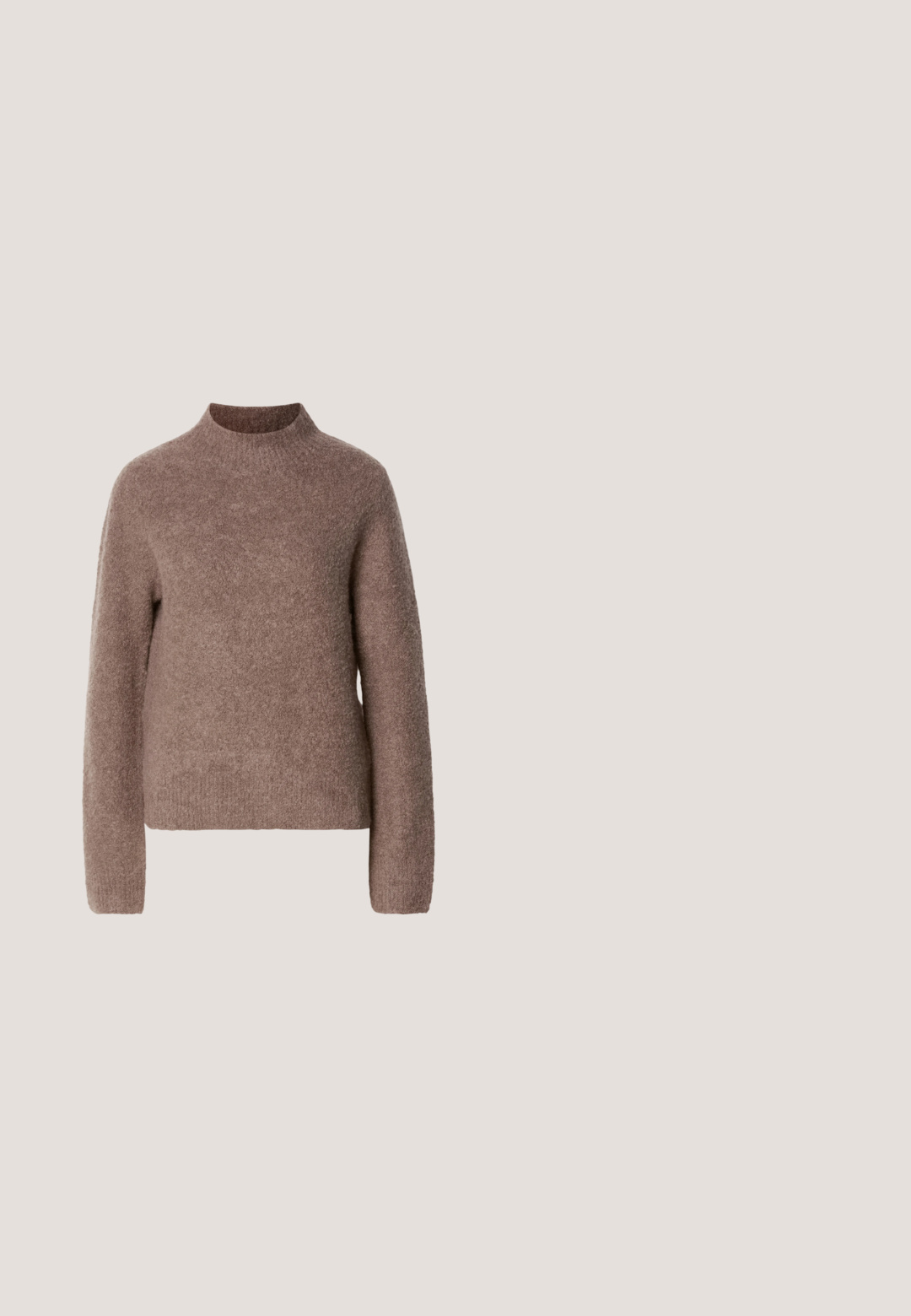 Pull en tricot marron avec un col haut et des manches longues. Tissu doux et texturé avec une coupe décontractée. Design simple, sans embellissements.; Chemise blanche à boutons, en coton, avec un col classique, des manches longues, une poche poitrine et une texture lisse et structurée.; Jean large en denim bleu foncé avec un design classique à cinq poches. Présente des coutures contrastées et une fermeture par bouton à l'avant.; Bottine noire à bout pointu, en matériau texturé imitant les cheveux, avec un panneau latéral à nervures et un petit talon carré. Un design simple et moderne.; Sac à main en cuir noir avec une surface texturée, un design courbé, des poignées doubles et une bandoulière amovible. Présente un logo de marque à l'avant.; Paire de boucles d'oreilles créoles en bouclettes dorées brillantes sur fond blanc uni, présentant un design torsadé entrelacé.
