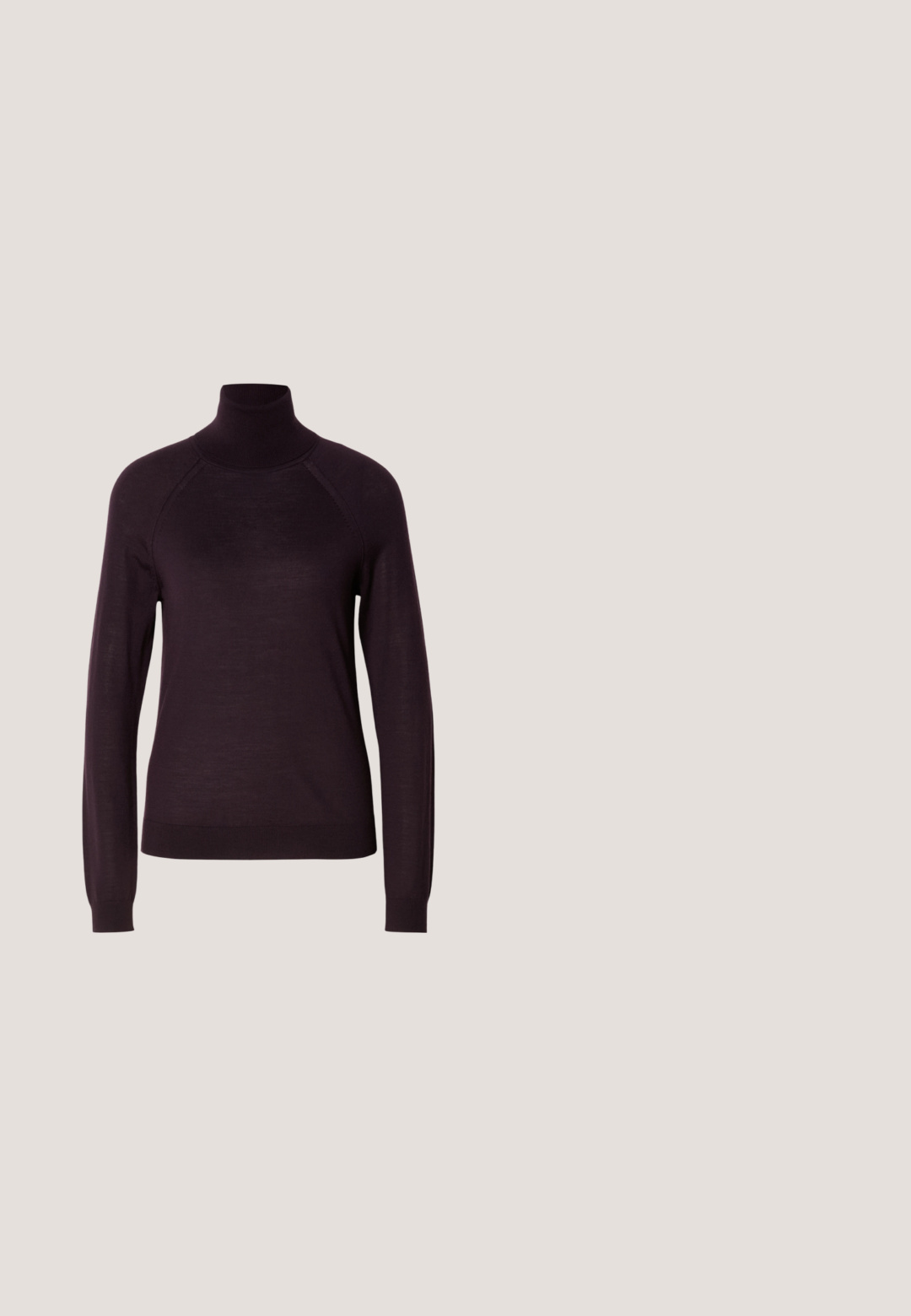 Mørk lilla rullekravesweater med lange ærmer, ribbede manchetter og en blød tekstur; har raglanærmer og en tætsiddende design.; Grå, skulderløs vest med fiskebensmønster, skræddersyet pasform og to frontlommer med kant.; Sorte vidde-ben jeans med høj talje, lavet af denim, med guldbtnlukning, sidelommer og en let tekstureret overflade.; Lilla højhælet pumps med spids tå og sort kant med hvid "LOVE MOSCHINO" tekst omkring åbningen.; Mørkebrun tekstureret læder crossbody taske med bred justerbar rem og guldfarvet hardware på en ensfarvet lys baggrund.; Guldcreoler med rektangulære pink ædelsten sat nær låsene mod en ens hvid baggrund.
