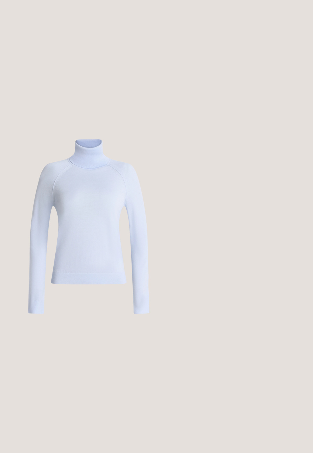 Lichtblauwe trui met lange mouwen en een geribde col, manchetten en zoom, getoond op een effen achtergrond.; Lichtblauw denim overhemd met lange mouwen, knoopsluiting aan de voorkant, puntkraag en twee borstzakken met knoopklep op een witte achtergrond.; Donkerblauwe denim jeans met een rechte pijp, vijf zakken, sluiting met bovenste knoop en oranje stiksels.; Denim sneaker met geperforeerd ontwerp in lichtblauw, witte veters en gum zool. Heeft marineblauwe accenten en Michael Kors branding.; Navyblauwe canvas schoudertas met twee korte handvatten en een afneembare schouderriem. Beschikt over glanzende zilveren accenten en een ritssluiting aan de bovenkant.; Set van rechthoekige zilveren oorbellen met gladde zwarte middenstenen op een eenvoudige lichte achtergrond.