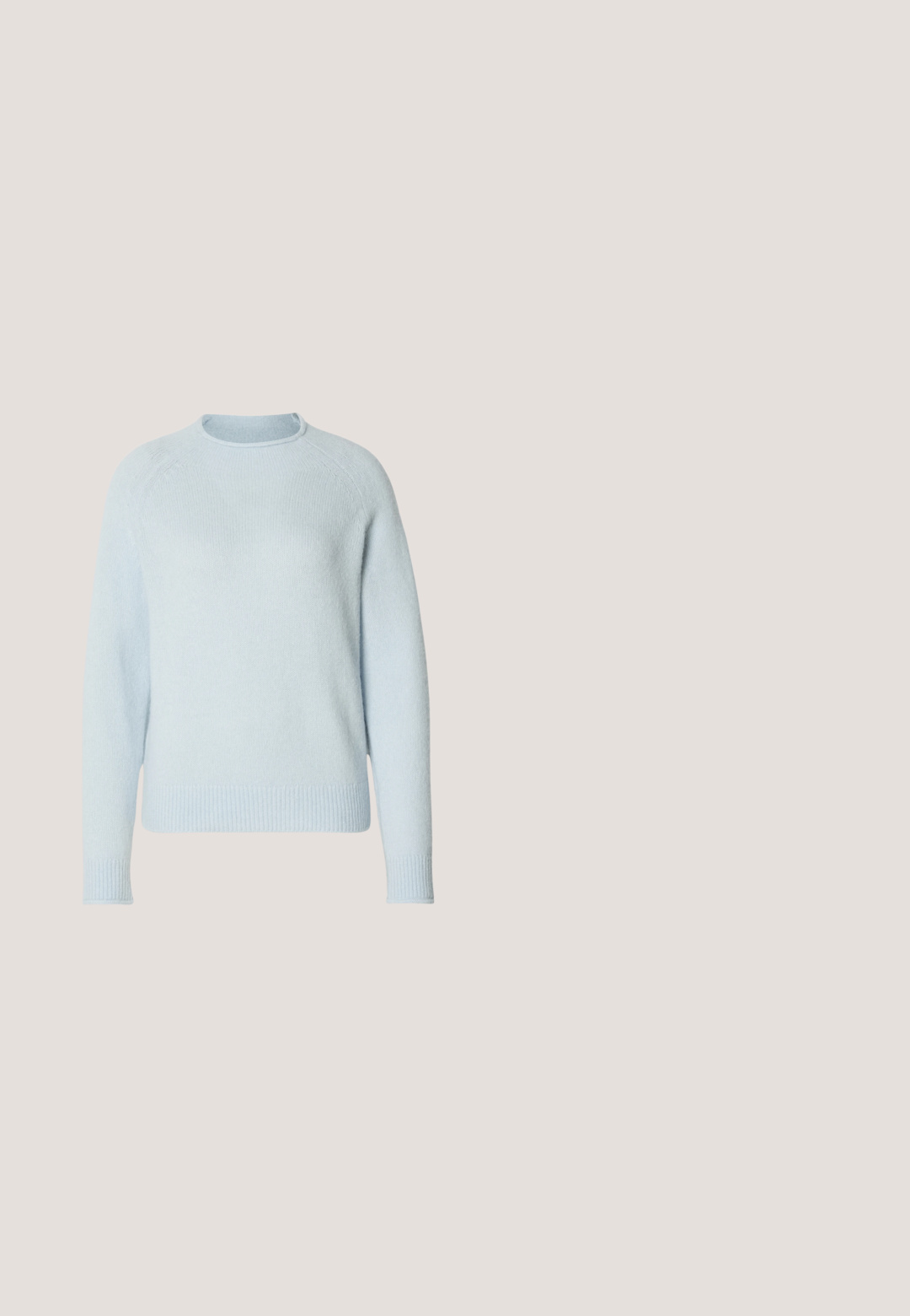 Lichtblauwe trui van zacht materiaal met een ronde halslijn en geribbelde manchetten en zoom. Heeft een eenvoudig, klassiek ontwerp.; Witte kortekous overhemd met knoopsluiting en een klassieke kraag, gemaakt van gladde stof. Bevat een geborduurd logo op de linkerborst.; Witte hoge taille broek met plooien en zijstrikdetail, met rechte pijpen en verborgen sluiting.; Zwarte leren loafer met zilveren bovenkant, gouden kettingdetail, lage hak en afgeronde neus op een neutrale achtergrond.; Bruine leren handtas met lange hengsels, rechthoekige vorm en klein zilverkleurig DKNY-logo gecentreerd aan de voorkant.; Zilveren creolen met een gepolijste afwerking en DKNY-branding, weergegeven tegen een effen witte achtergrond.