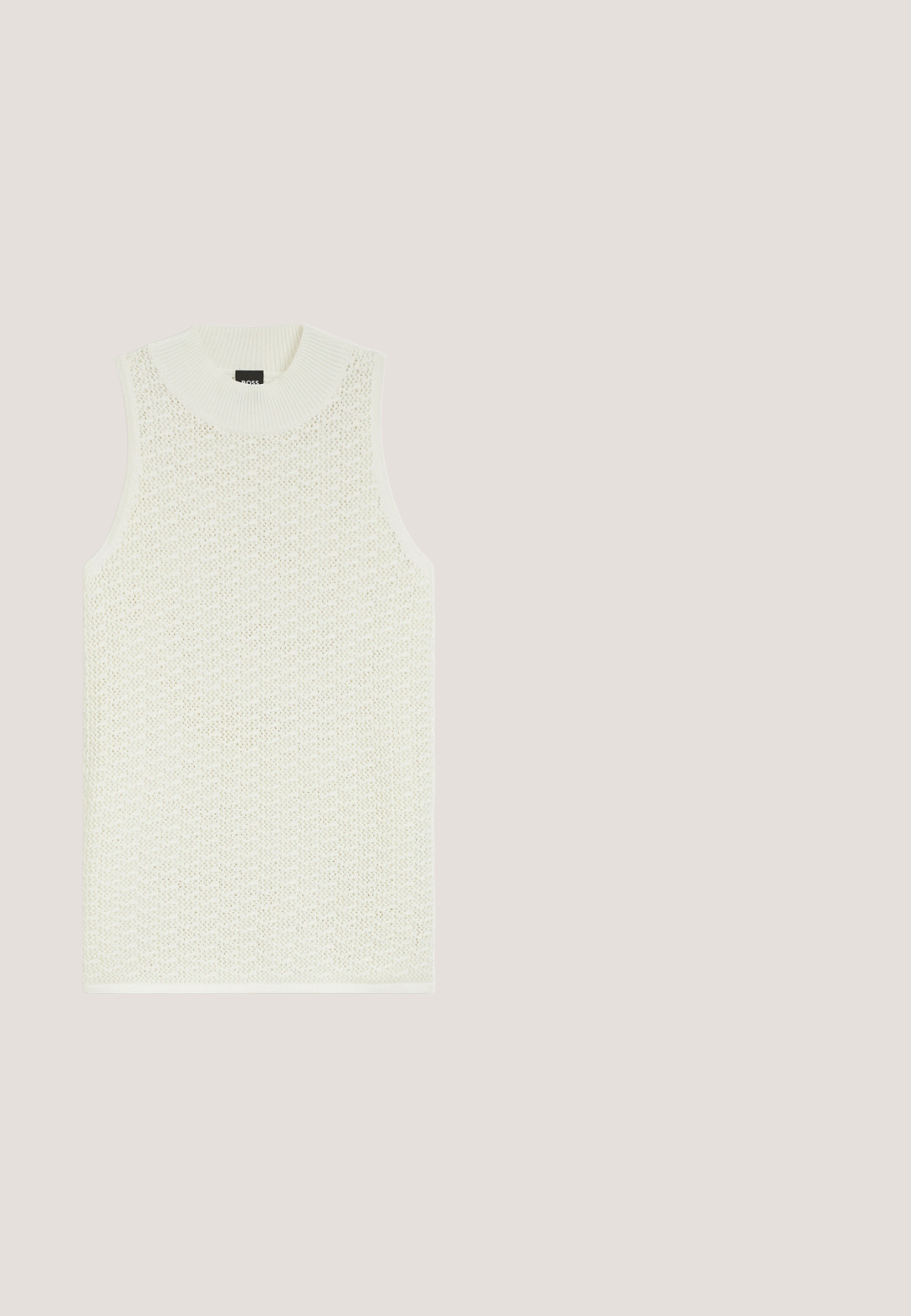 Ärmellose weiße Strickweste mit hohem geripptem Kragen und durchgehend texturiertem Muster.; Weißes ärmelloses Top mit tailliertem Design, sechs runden Knöpfen und zwei Vordertaschen. Hergestellt aus einem glatten Material mit sauberem Finish.; Weite Hosen in einem hellen Cremefarbton, aus glattem Stoff mit zwei Vordertaschen und sichtbaren Nähten am Bund.; Beiger Mule mit spitzer Kappe, mittelhohem gebogenem Absatz und minimalen Nahtdetails nahe der Öffnung auf weißem Hintergrund.; Elfenbeinfarbene weiche Lederhandtasche mit geknotetem Griff und kleinem goldfarbenem "Tommy Hilfiger"-Logo in der Mitte vorne.; Goldfarbenes, verstellbares Kettenarmband mit einem runden weißen Mittelstein, umgeben von kleinen klaren Kristallen.