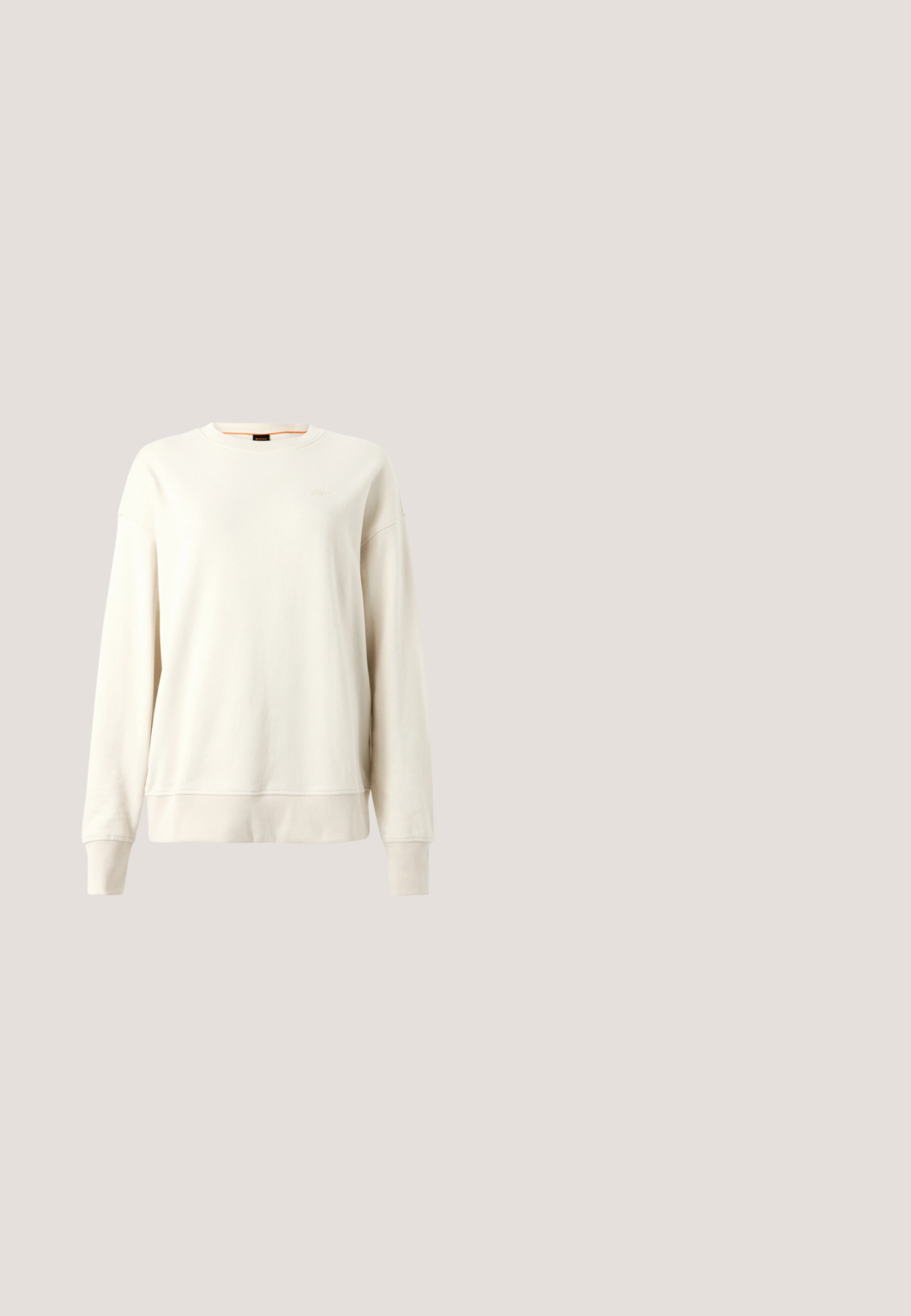 Sweatshirt de couleur crème avec un col rond, des poignets et un ourlet côtelés, fabriqué en tissu doux, avec un logo discret sur la poitrine.; T-shirt en coton blanc avec un col rond, des manches courtes, et un logo "BOSS" embossé sur la poitrine. Texture douce et coupe décontractée.; Pantalon beige à jambes larges avec taille élastique et détails de couture minimalistes, présenté sur un fond clair uni.; Baskets beiges avec des accents clairs, bout arrondi, dessus texturé, lacets plats et semelle rembourrée. Présentent un logo sur le côté.; Sac bandoulière en cuir beige avec une forme courbée, des accents en métal doré, une fermeture éclair et une bandoulière ajustable. Logo "BOSS" estampillé à l'avant.; Bracelet en or avec une chaîne tressée, trois pendentifs en forme de goutte et de petits accents circulaires. Fermeture à clip en forme de homard.