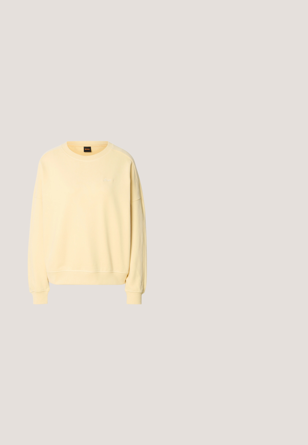 Gul sweatshirt med rund hals og lange ærmer. Har en blød tekstur og et lille logo på brystet. Ribbet manchetter og kant.; Hvid bomulds-T-shirt med rund halsudskæring, korte ærmer og et præget "BOSS"-logo på brystet. Blød tekstur og løs pasform.; Beige bukser med lige ben, bæltestropper, forreste pres, og skjult lukning, vist mod en lys baggrund.; Lav platform sneaker i off-white læder med snørebånd foran og tekstureret tyk sål, vist fra siden på ensfarvet baggrund.; Kremfarvet rektangulær håndtaske med en enkelt rem og lynlås øverst, med en lille præget logo-plakette foran.; Sølv hoops øreringe med en poleret overflade og DKNY branding, præsenteret mod en simpel hvid baggrund.
