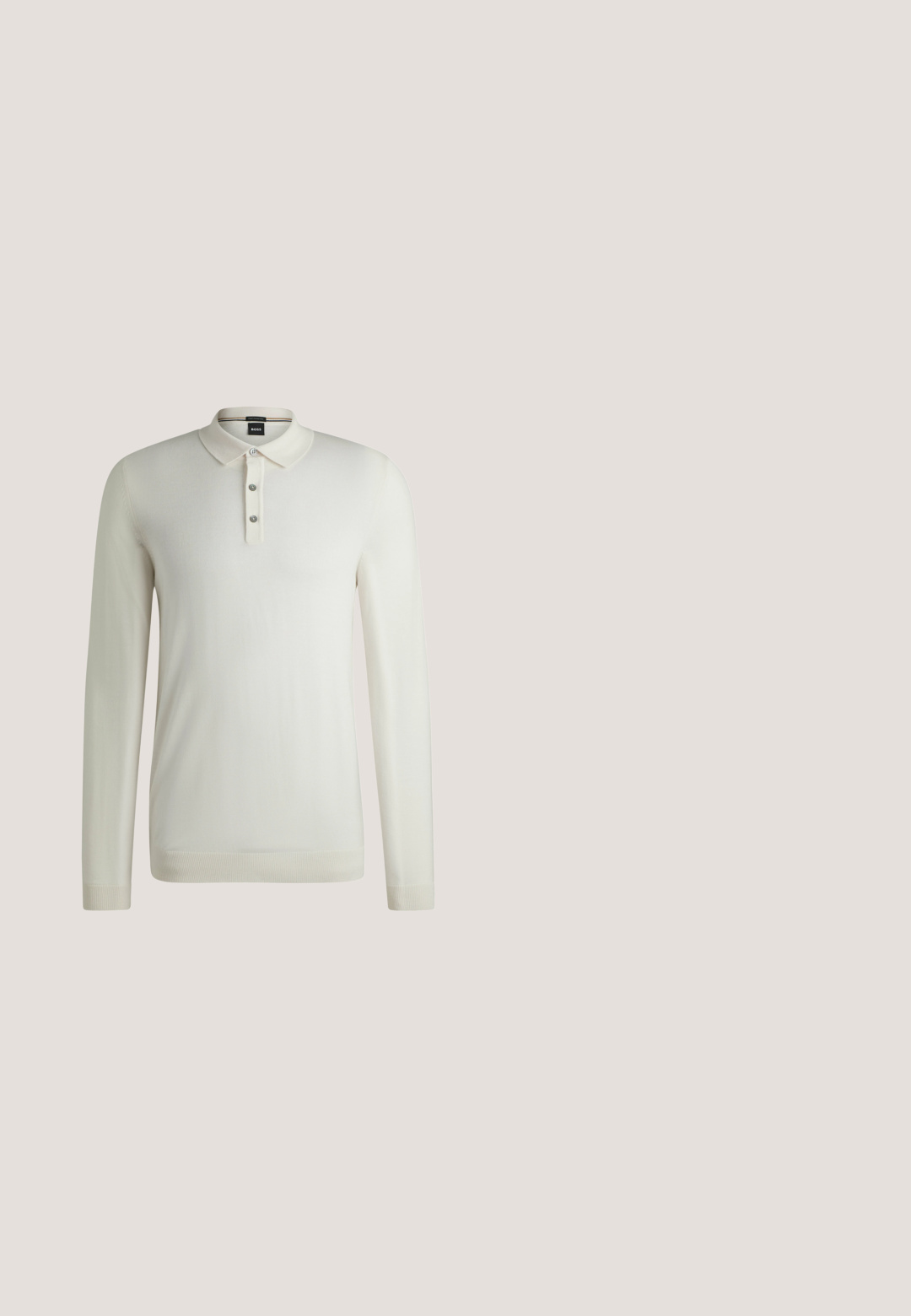 BOSS LANCIONE - Striktrøje - open white eleven; Skjorte med knapper lavet af bomuldsstof, med et sepia-tonet landskabsprint, en brystlomme og sølvknapper på forsiden.; Sorte bukser i glat stof, med lige ben, frontlukning med knap og bæltestropper, vist på en hvid baggrund.; Sort vævet læderloafer placeret på lyst tæppe med buet amber glasbord i baggrunden.; Rektangulær beige og brun toilettaske med sidelænke og logoemblem foran, lynlåslukning med to lysebrune træk, sat mod en hvid baggrund.; Mørkebrun ruskindsbælte med sølvfarvet rektangulært spænde, snoet på en lys grå baggrund.