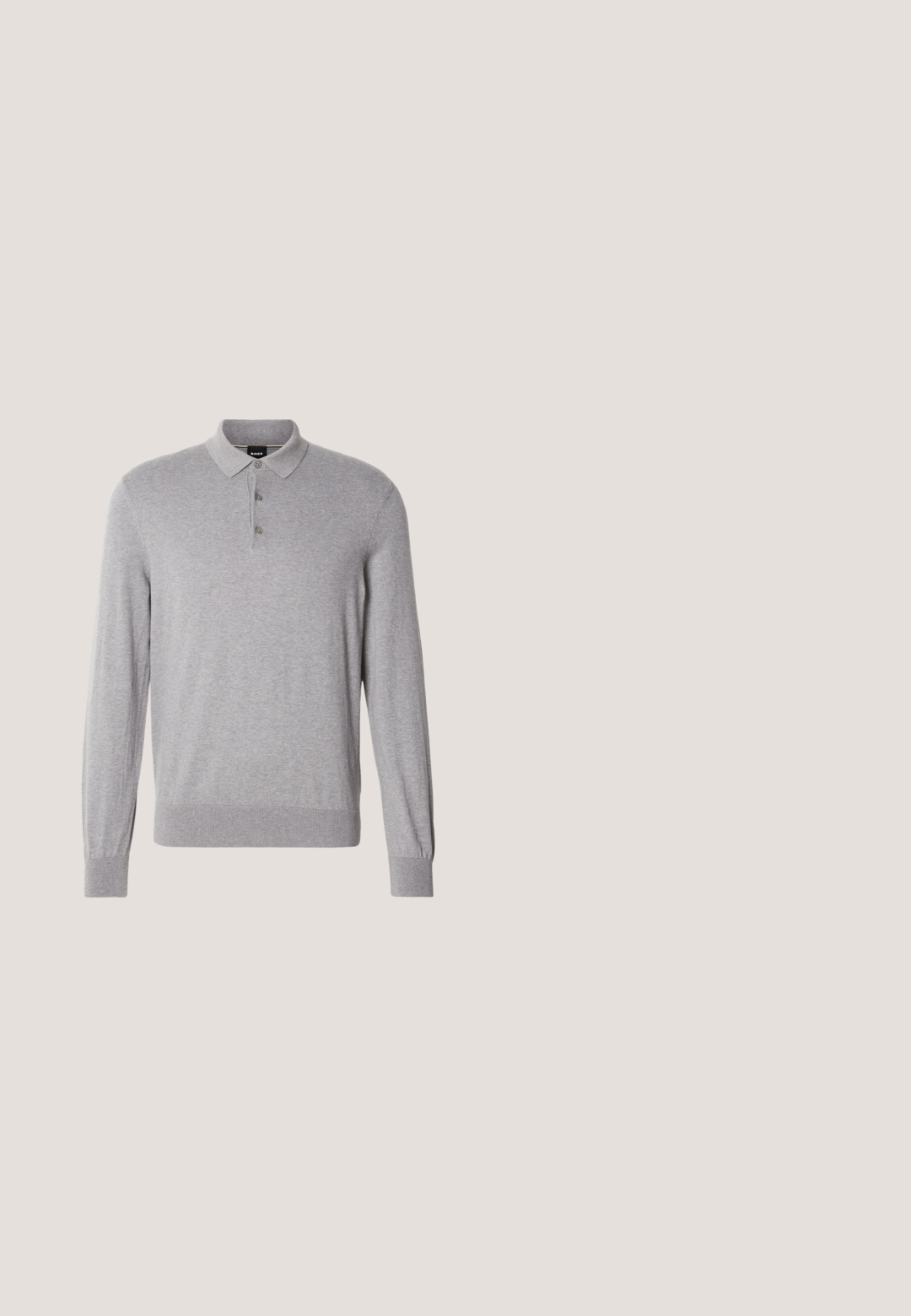Grå langærmet poloshirt lavet af blødt stof med krave, tre-knaps lukning og ribstrikkede manchetter og kant.; Lys gul, langærmet skjorte lavet af blødt stof, med knaplukning foran, to brystlommer og sølvknapper som detalje.; Grå bomuldsblandede bukser med lige ben-design, der har en frontknaplukning, bæltestropper og sidelommer.; Sort læderloafer med grå remdetalje, lav hæl og tekstureret sål, mærket med "HUGO" i guld på siden.; Sort læder stor rejsetaske med to top-hanke, en aftagelig skulderrem og lynlåslukning mod en ensfarvet baggrund.; Sort læderbælte med en sølvfarvet rektangulær spænde og en lille vedhæftet sølvring, sammenrullet på en hvid baggrund.
