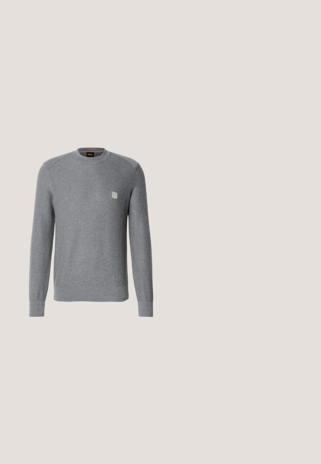 Grijze, gebreide trui met lange mouwen, ribgebreide manchetten en een ronde halslijn. Bevat een klein vierkant logo op de borst.; Zwart en grijs gestreepte corduroy overhemden met een kenthekraag, twee borstzakken en lange mouwen. Getextureerde stof met een gladde afwerking.; Hoge taille zwarte denim jeans met een knoop- en ritssluiting, voor- en achterzakken en een rechte pasvorm.; Zwarte leren enkellaars met veters aan de voorkant, ronde neus, platte zool en trekkoord aan de achterkant op een effen lichtgrijze achtergrond.; Zwarte leren tas met een gestructureerd oppervlak, dubbele handgrepen en een afneembare schouderriem. Bevat zilveren ritsen en minimalistische ontwerpelementen.; BOSS DORAN - Armband - silver-coloured