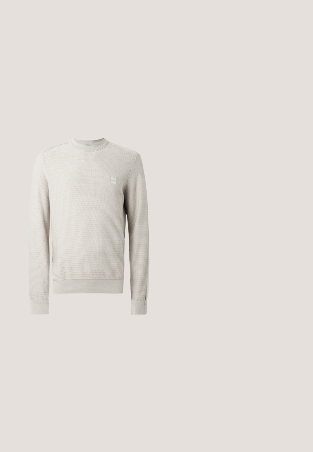 Pull beige clair à motif texturé, col rond et poignets côtelés. Présente un petit patch logo sur la poitrine.; Veste boutonnée bleu marine en tissu avec une texture lisse. Présente deux poches poitrine et un col pointu, avec quatre boutons sur le devant.; Pantalons de costume pour homme, ajustés et bleus, avec passants de ceinture, braguette et détails de pli, présentés sur un fond blanc.; Mocassin en cuir noir avec un détail pompon, talon bas et bout arrondi, présenté de profil sur un fond uni clair.; Trousse de toilette en cuir marron avec une surface texturée, fermeture éclair et une poignée latérale. Forme rectangulaire, bords lisses, détail de marque minimal.; Bracelet en cuir noir avec un fermoir en métal argenté poli présentant un design de boucle et une finition lisse et texturée sur le revêtement intérieur.