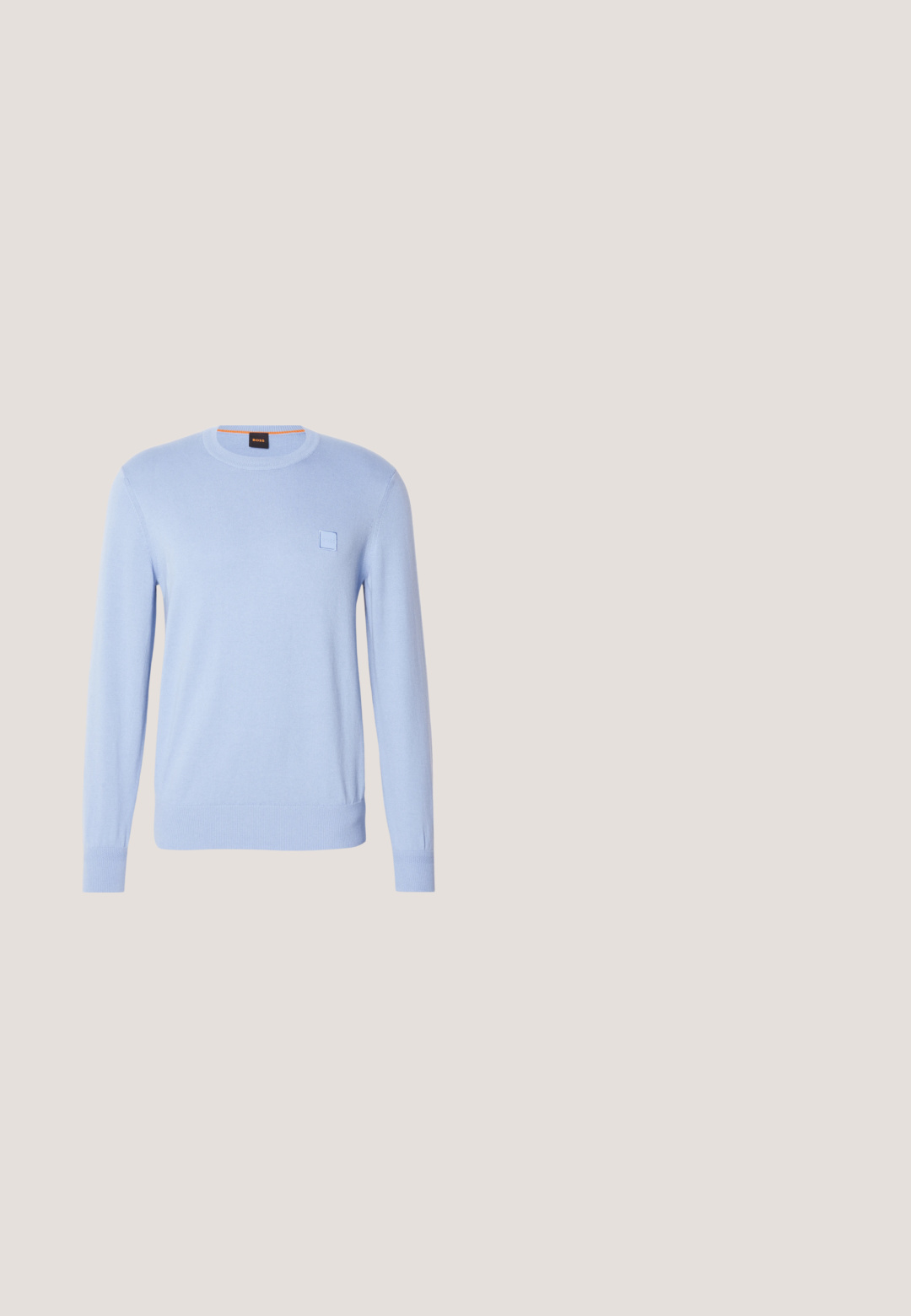 Lys blå strikket sweater med rund hals, lange ærmer og et lille tonalt logo-patch på brystet. Glat tekstur og tætsiddende manchetter.; Hvid bomulds T-shirt med rund hals, korte ærmer og et subtilt præget logo på brystet. Indvendigt mærke har en orange detalje.; Beige bukser med en slim fit, lavet af vævet materiale. Har en enkelt knaplukning, plisseret front og lige ben.; Mørkegrå ruskindssko uden snørebånd med hvid sål, svævende over beige tæppe, med ravfarvet gennemsigtigt møbel i baggrunden.; Sort rektangulær skuldertaske med lynlåslomme foran, "HUGO" logo og justerbar rem på hvid baggrund.; Sorte læderbælte med en rektangulær sølvfarvet metalspænde, glat overflade og sømdetaljer langs kanterne.