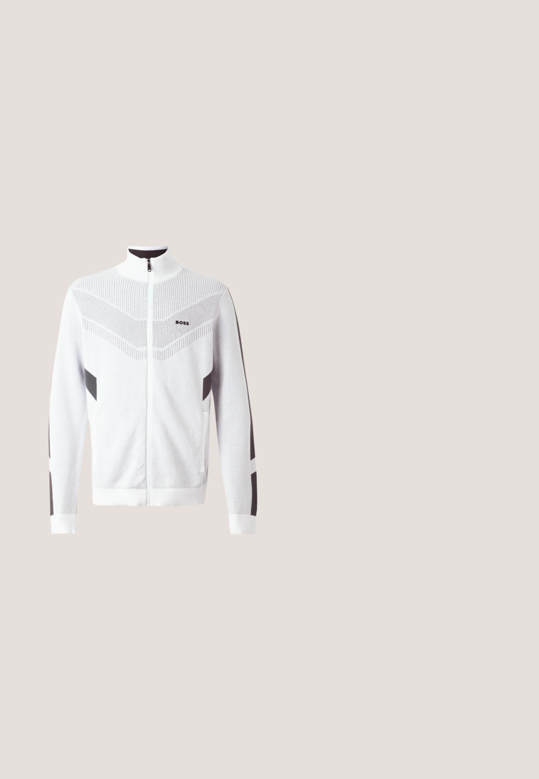 Hvid zip-jakke med høj krave, der har et struktureret mønster og mørkegrå accenter på ærmer og sider. Logo på brystet.; Sort T-shirt med korte ærmer med et grafisk billede af en sort sportsvogn, der kører hurtigt, set bagfra mod højre dæk foran i midten.; Lysegrå træningsbukser med elastisk linning, justerbar snor, logo på siden og ribkant ved anklerne.; Mørkeblå sneaker med glat læderoverdel, hvid accentstribe og gummiydersål. Har flade snørebånd og afrundet tådesign.; BOSS Solbriller - black; Sort duffelbag med et tekstureret geometrisk mønster, dobbelt lynlåslukning og justerbare stropper. Pyntet med robuste hardware-detaljer.