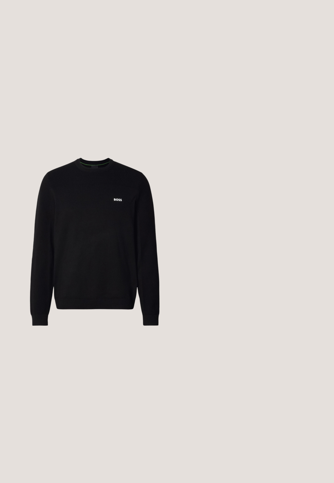 Mustmustük pikkade varrukatega crewneck-sweater, mille vasakul rinnal on väike valge "BOSS" logo, ribitud varrukate ja allääriga, esitatud valge tausta ees.; Hele sinine pikkade varrukatega särgi, millel on krae, must "BOSS" logo vasakul rinnal ja nööbitavad mansetid.; Mustad kohandatud püksid vöökoopadega, eesriide ja sirge lõikega valgel taustal.; Meeste mustast nahast mokassiin, mille pealiskihil on krokodillinahast muster ja madal konts, esitletud profiilis neutraalsel taustal.; Mustast tekstuuriga nahast ristkere kott esiküljel lukuga tasku ja reguleeritava laia kangast õlarihmaga valgel taustal.; Must sulgpadi mustast nahast, millel on tekstureeritud must-valge pandla, millel on logo "HUGO" ja punane aktsentdetail.