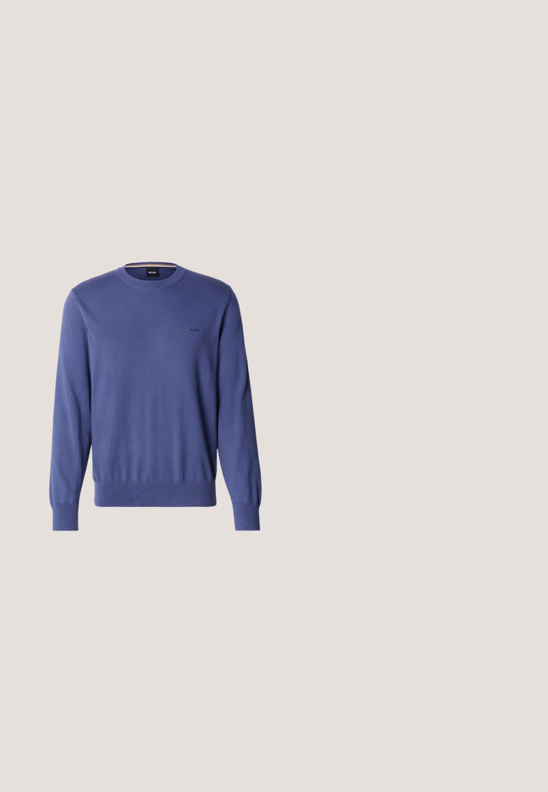 Jersey de manga larga con cuello redondo en azul apagado, con puños y dobladillo acanalados, con pequeño logo "BOSS" bordado en el pecho izquierdo.; DRYKORN DIEGGO - Camisa - blue; Pantalones azul marino de tejido suave, con un diseño de pierna recta, cierre de un solo botón y suaves plisados en la parte frontal.; Bota de cuero marrón hasta el tobillo con punta redonda, cierre de cordones con ojales metálicos, superficie texturizada y suela robusta para mejor tracción.; Bolso bandolera negro de nylon con cierre de cremallera, correa ajustable y logo en relieve "HUGO" en la parte frontal. Textura suave, forma rectangular.; Cinturón enrollado de ante negro con hebilla rectangular de metal plateado y presilla cosida sobre fondo liso.